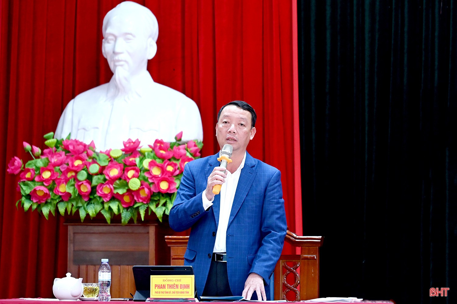 Ph&oacute; B&iacute; thư Tỉnh ủy - Chủ tịch UBND tỉnh Phan Thi&ecirc;n Định đề nghị c&aacute;c x&atilde; Vũ Quang, x&atilde; Thượng Đức x&aacute;c định r&otilde; vị tr&iacute;, vai tr&ograve;; ph&aacute;t huy tiềm năng, lợi thế về diện t&iacute;ch đất l&acirc;m nghiệp, đất vườn đồi để ph&aacute;t triển kinh tế; gắn với sản xuất n&ocirc;ng nghiệp theo hướng h&agrave;ng h&oacute;a; x&acirc;y dựng r&otilde; c&aacute;c sản phẩm chủ lực của địa phương; quan t&acirc;m định hướng ph&aacute;t triển về du lịch...