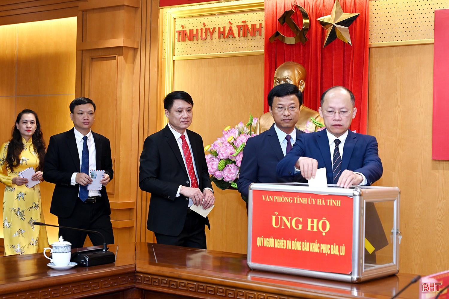 ... và Phó Bí thư Thường trực Tỉnh ủy - Chủ tịch HĐND tỉnh Nguyễn Hồng Lĩnh ủng hộ đồng bào gặp thiên tai.