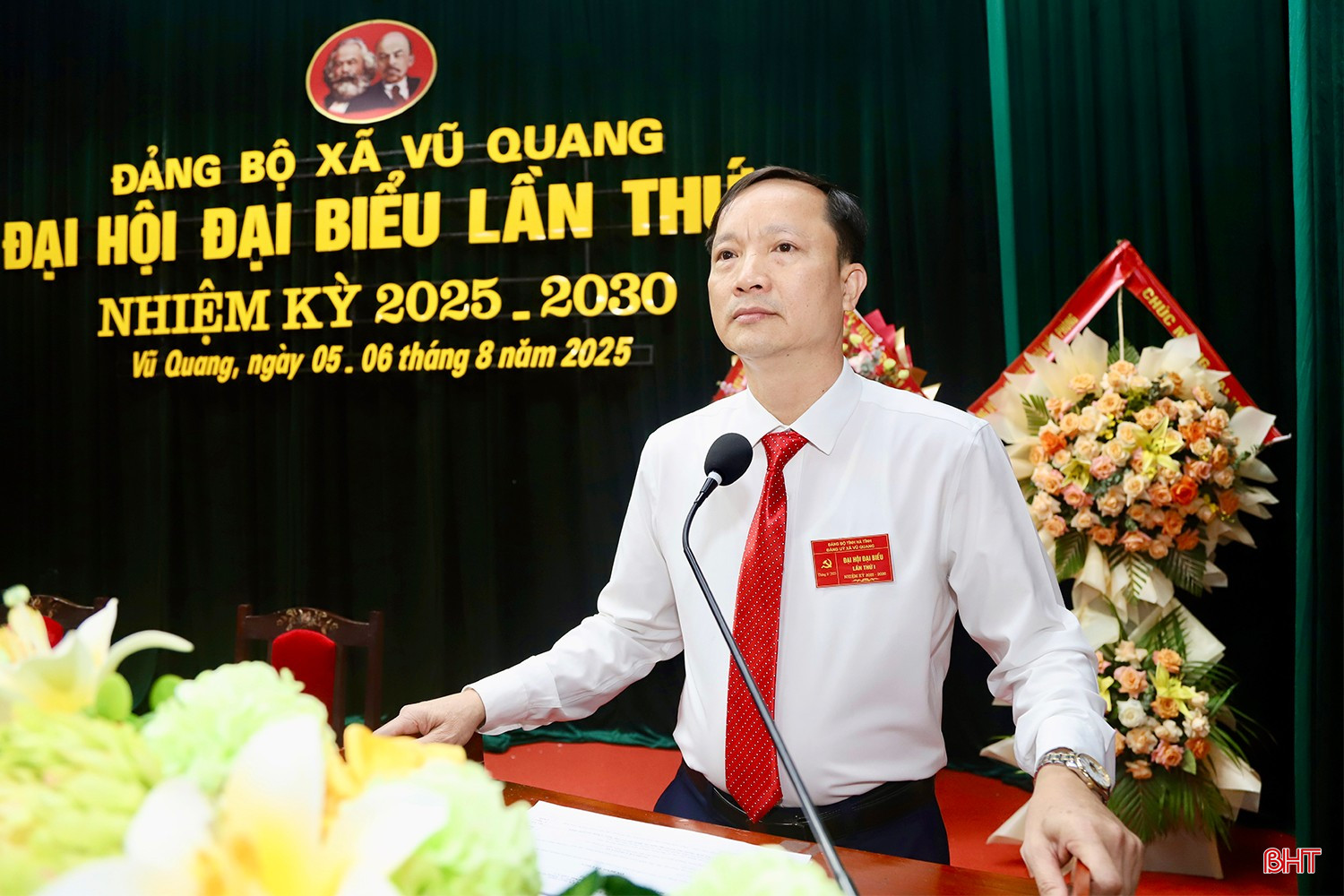 Đồng chí Nguyễn Văn Tiến - Phó Bí thư Thường trực Đảng ủy xã Vũ Quang trình bày diễn văn khai mạc.