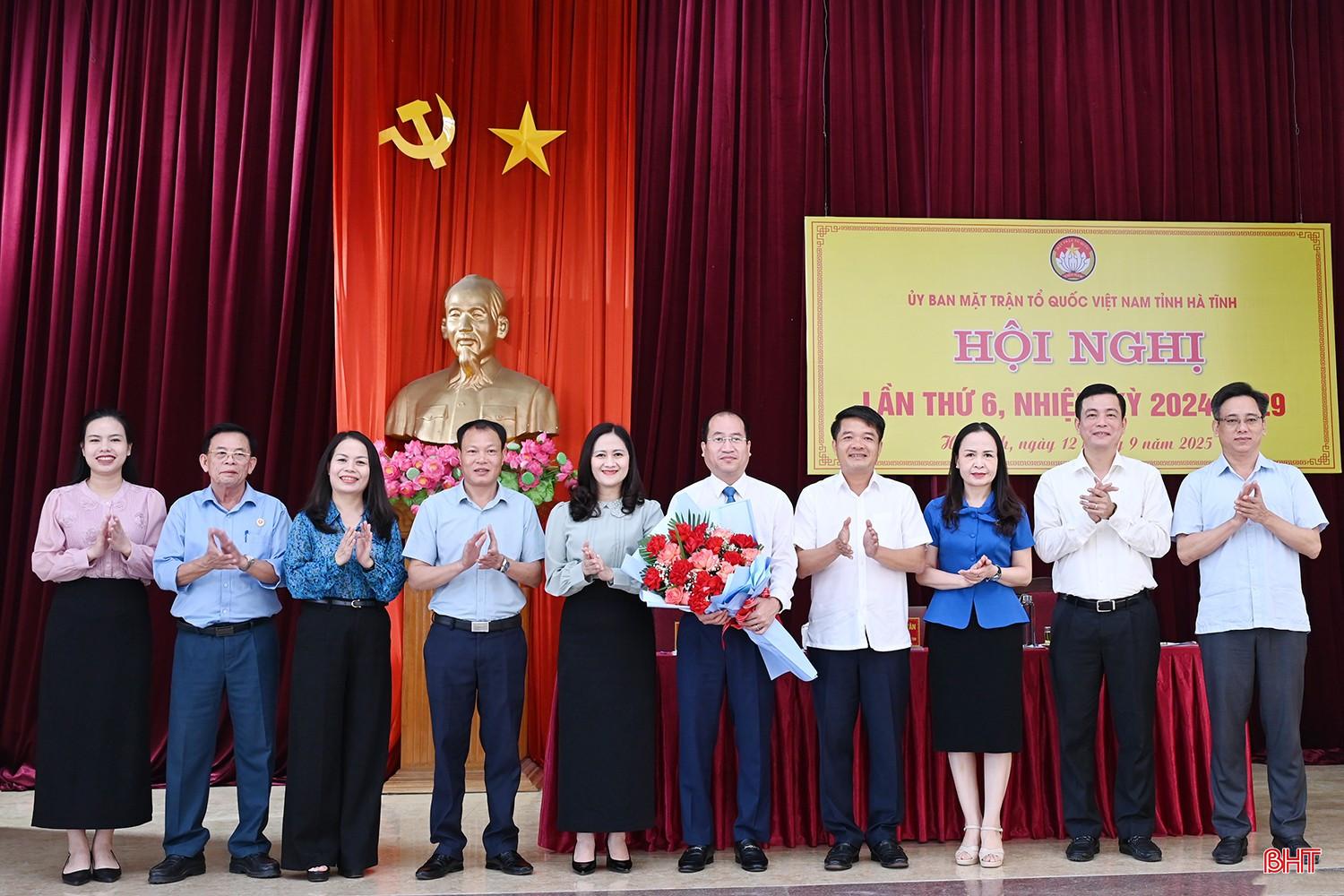 Các đồng chí Ban Thường trực Ủy ban MTTQ tỉnh tặng hoa chúc mừng đồng chí Nguyễn Thế Hoàn. Các đồng chí Ban Thường trực Ủy ban MTTQ tỉnh tặng hoa chúc mừng đồng chí Nguyễn Thế Hoàn.