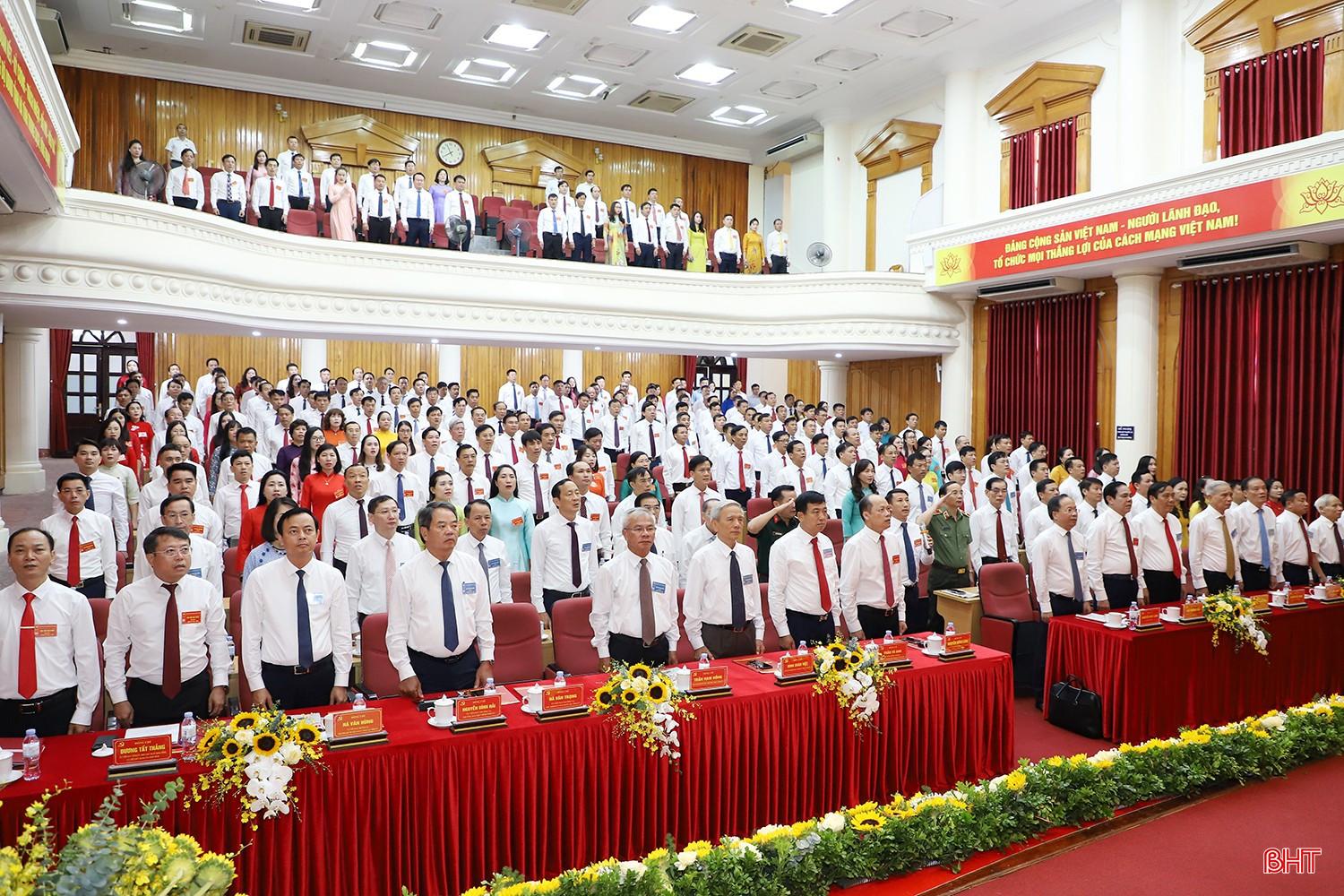 Đại biểu thực hiện nghi lễ chào cờ. bqbht_br_8.jpg