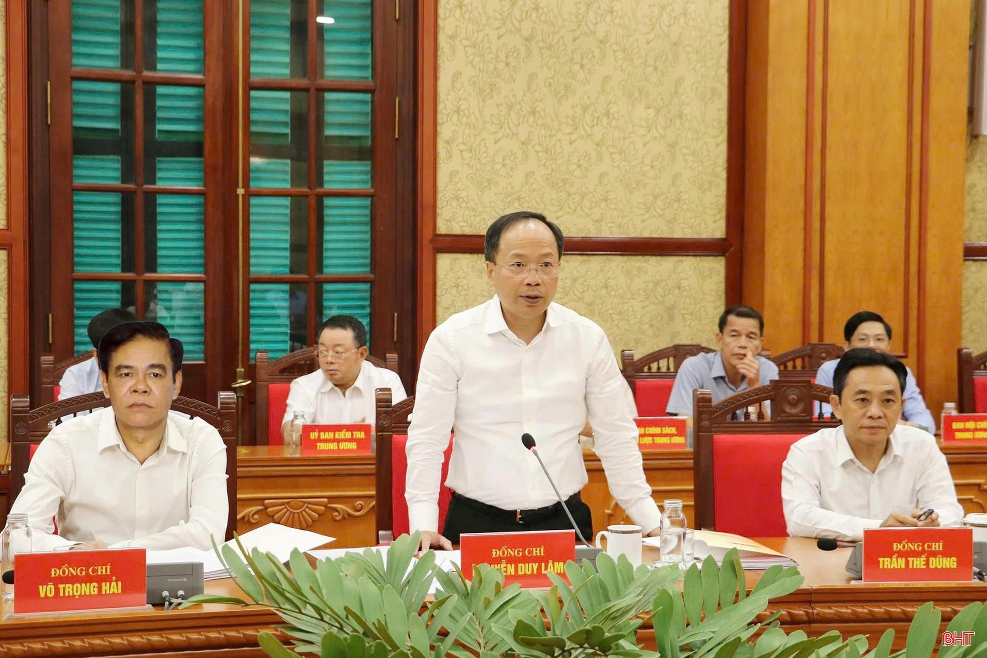 Bí thư Tỉnh ủy Nguyễn Duy Lâm báo cáo tại buổi làm việc. bqbht_br_z6976771313884-a92f3db1ba010d62eafb4b808644156e.jpg