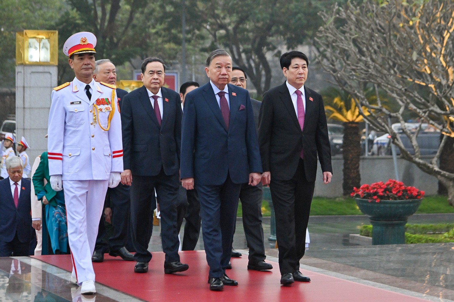 Tiếp đ&oacute;, c&aacute;c đồng ch&iacute; L&atilde;nh đạo Đảng v&agrave; Nh&agrave; nước c&ugrave;ng c&aacute;c đại biểu đ&atilde; tới đặt v&ograve;ng hoa, d&acirc;ng hương tưởng niệm c&aacute;c anh h&ugrave;ng liệt sĩ tại Đ&agrave;i tưởng niệm c&aacute;c anh h&ugrave;ng liệt sĩ tr&ecirc;n đường Bắc Son. Ảnh daihoidangtoanquoc.vn
