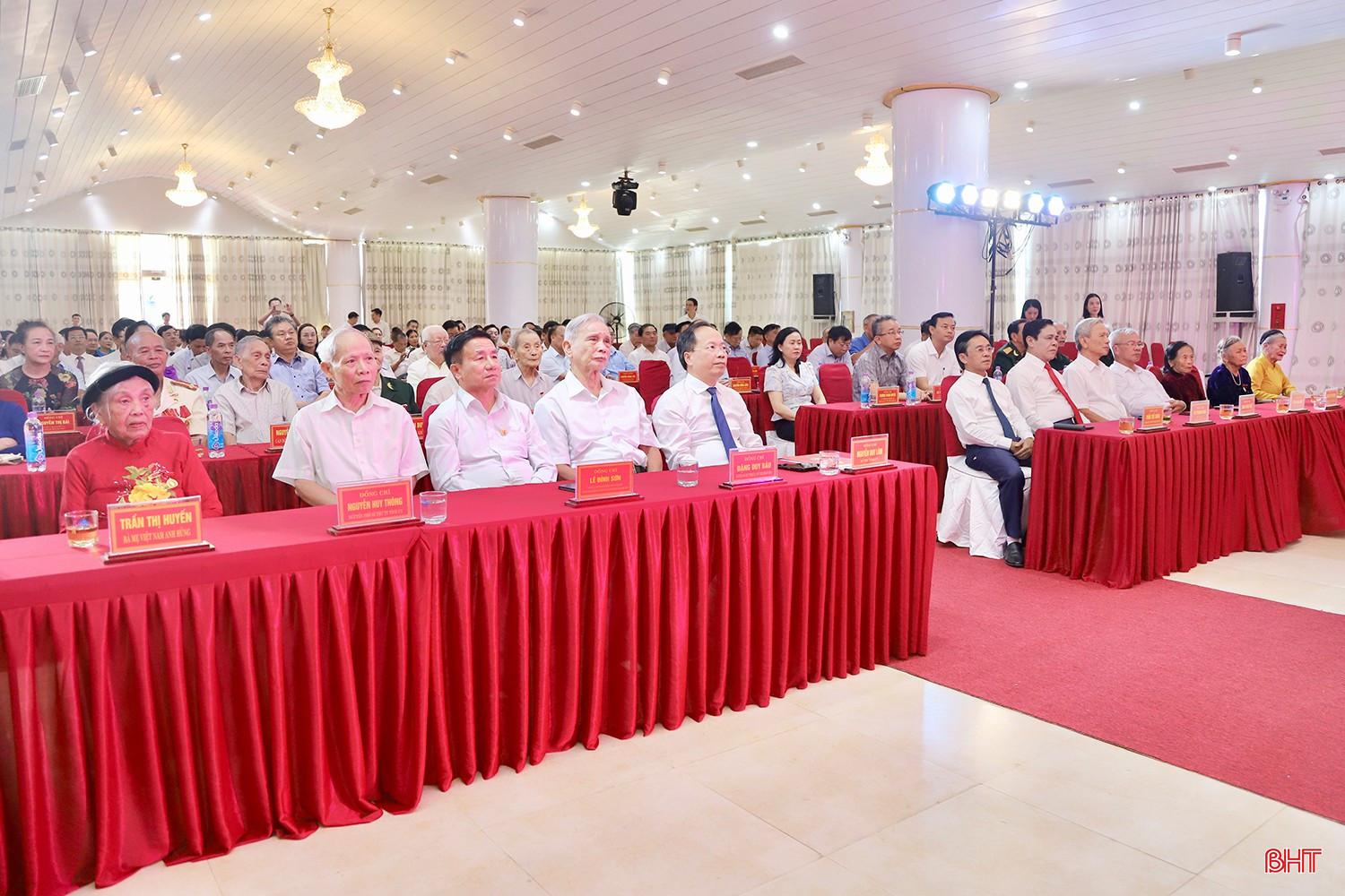 Đại biểu tham dự buổi gặp mặt.