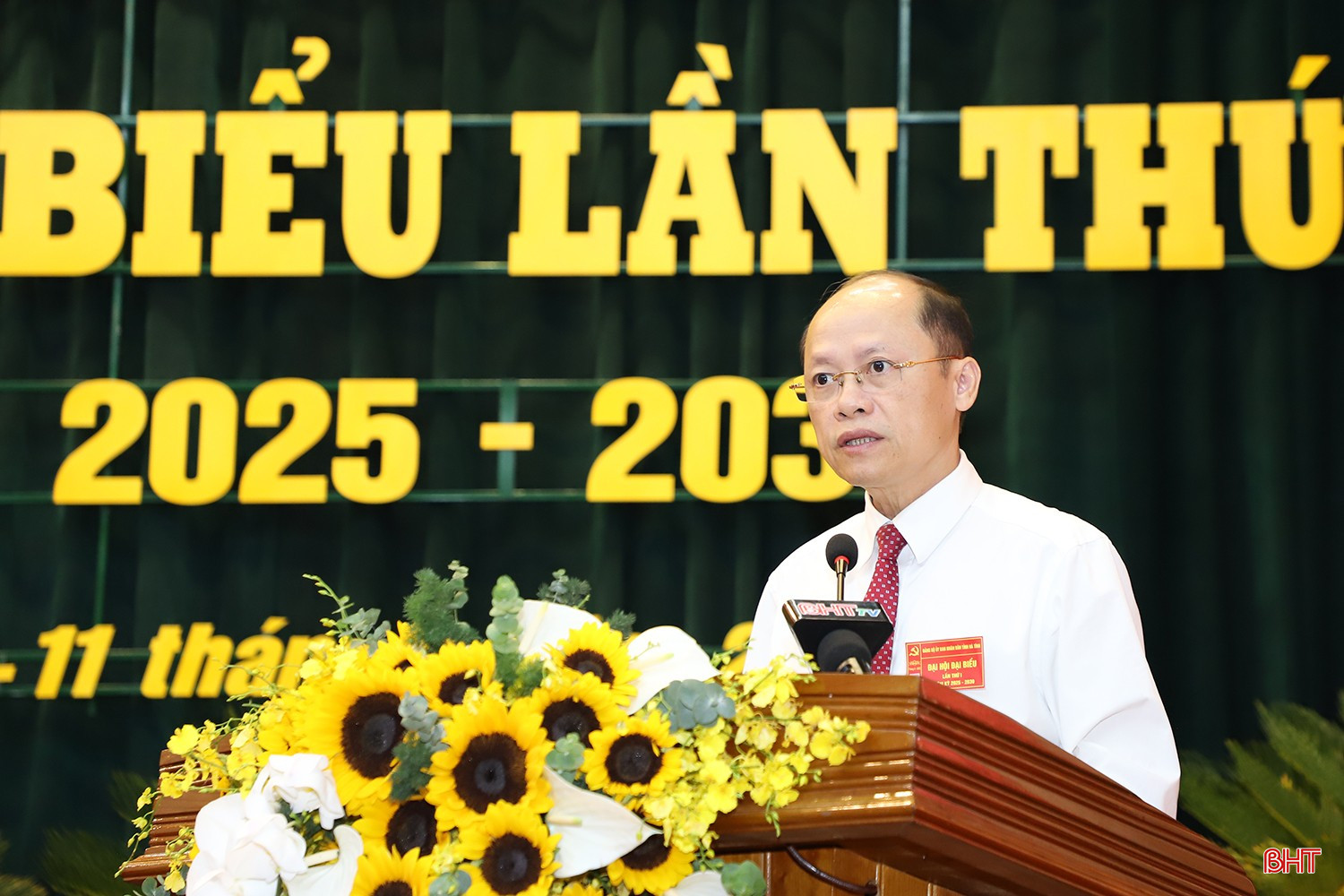 Phó Bí thư Thường trực Đảng ủy, Phó Chủ tịch Thường trực UBND tỉnh Nguyễn Hồng Lĩnh trình bày dự thảo báo cáo chính trị. bqbht_br_1.jpg