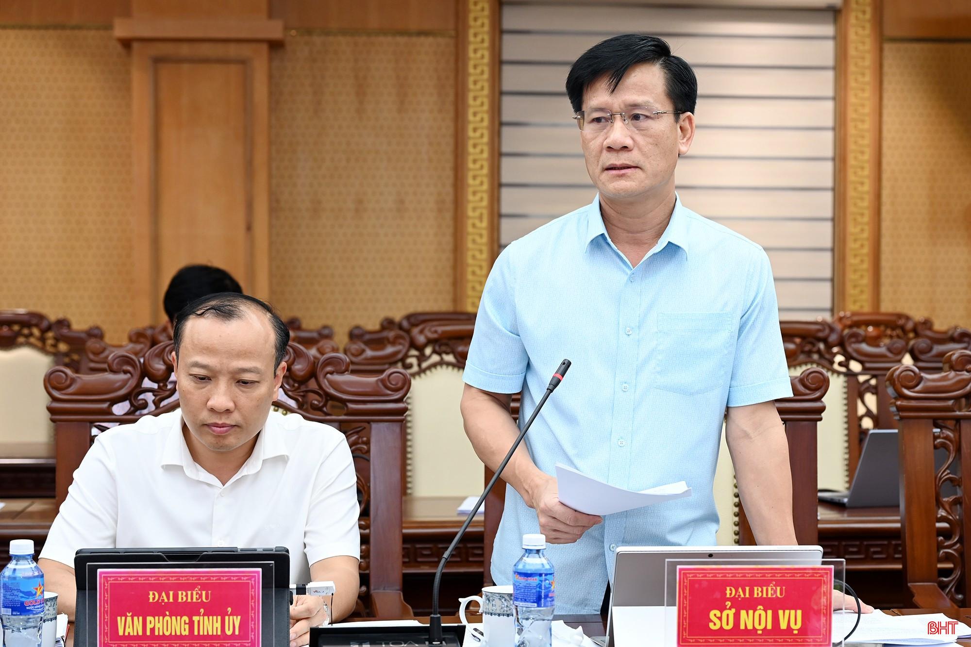 Giám đốc Sở Nội vụ Trịnh Văn Ngọc báo cáo phương án tổng thể sắp xếp, tổ chức lại thôn, tổ dân phố, gắn việc sắp xếp với kiện toàn đội ngũ người hoạt động không chuyên trách tại các thôn, tổ dân phố. bqbht_br_dsc-03d17.jpg