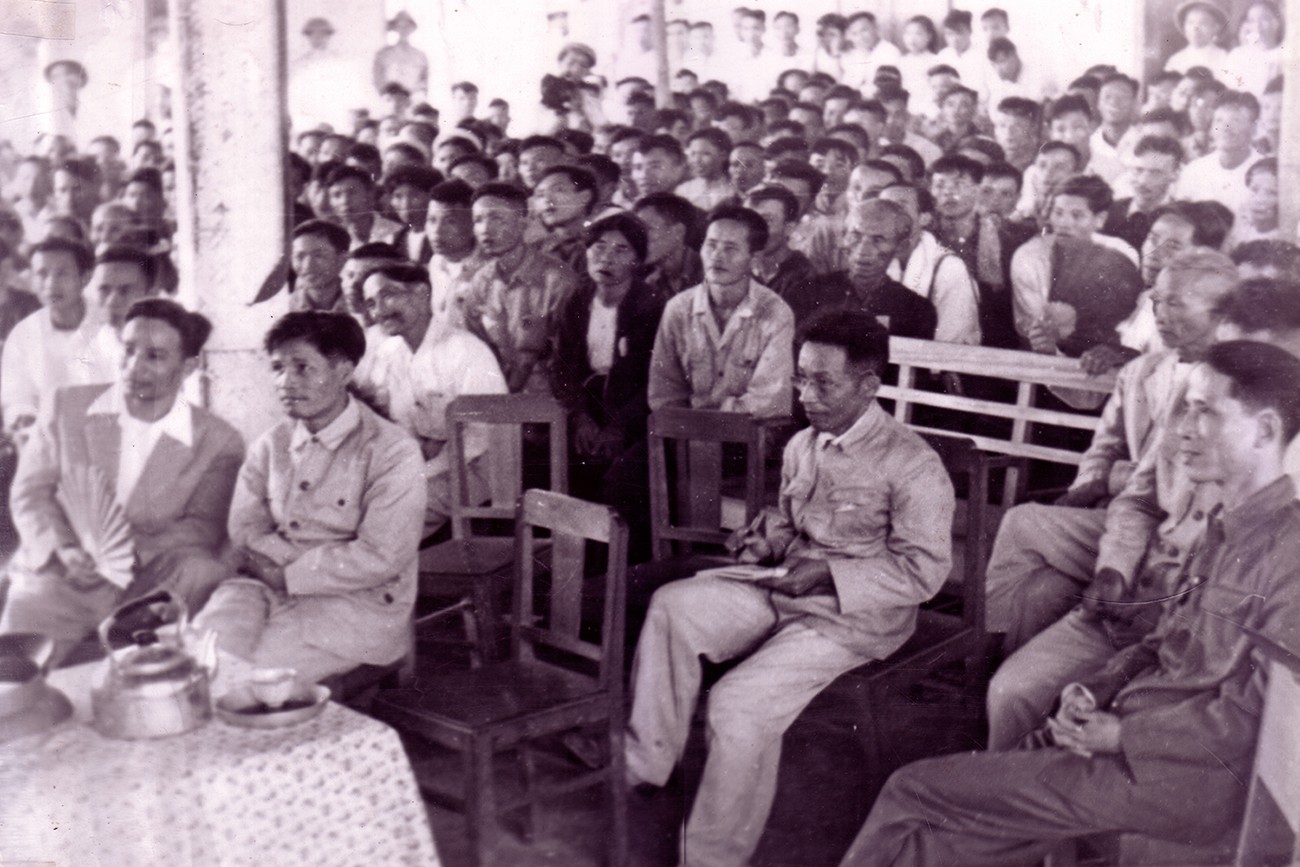 cac-dai-bieu-tang-lop-nhan-dan-ha-tinh-lang-nghe-bac-ho-noi-chuyen-ngay-15-6-1957-copy.jpg