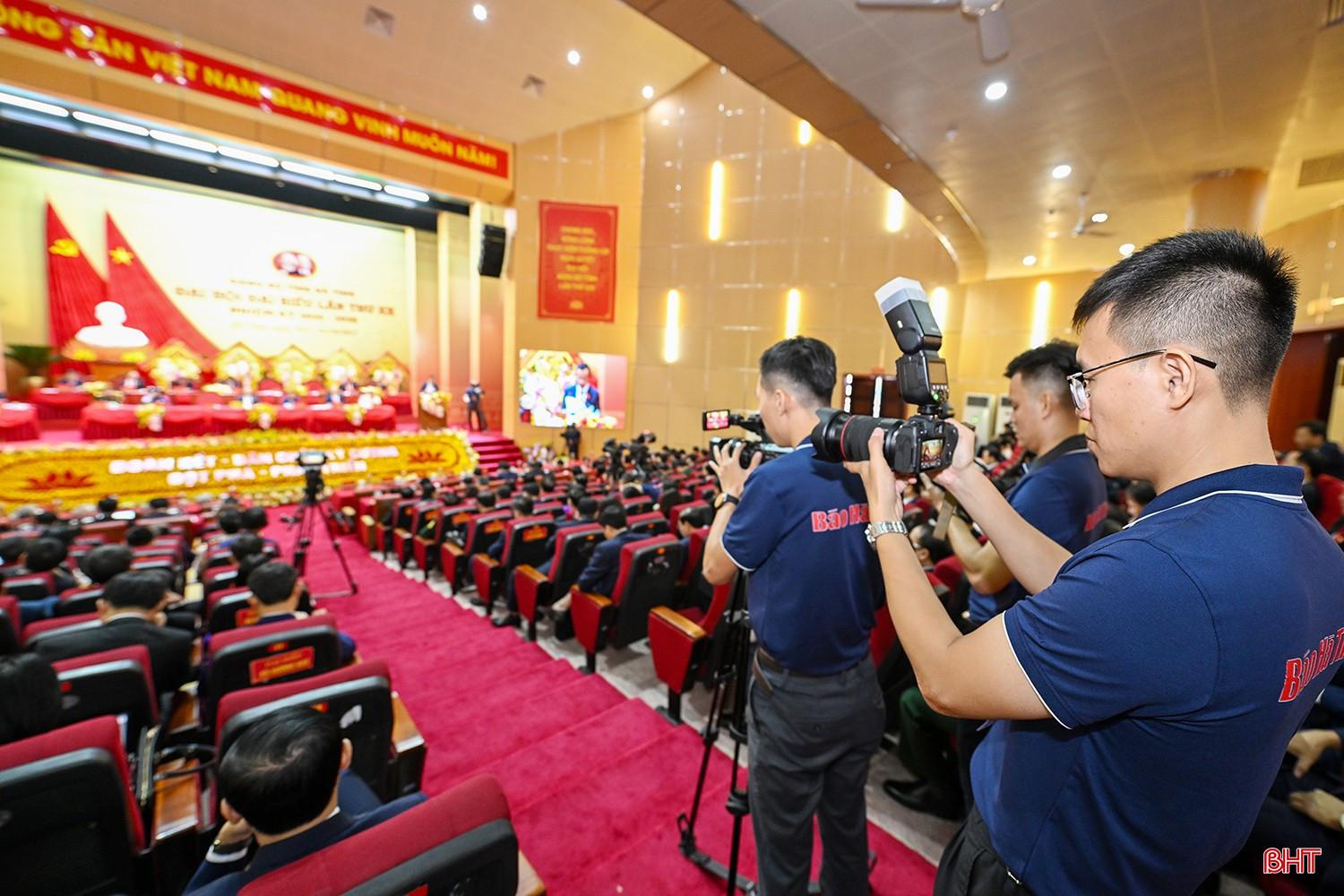 Phóng viên Báo và phát thanh, truyền hình Hà Tĩnh tác nghiệp tại Đại hội đại biểu Đảng bộ tỉnh Hà Tĩnh lần thứ XX, nhiệm kỳ 2025 - 2030. bqbht_br_aphong-vien-bao-va-phat-thanh-truyen-hinh-ha-tinh-tac-nghiep-tai-dai-hoi-dai-bieu-dang-bo-tinh-ha-tinh-lan-thu-xx-nhiem-ky-2025-2030.jpg