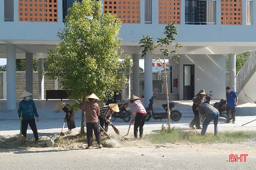 Người dân phường Thành Sen vệ sinh môi trường hướng tới ngày hội lớn. bqbht_br_z7017761161868-060723cf2ae588d80b71f2d5e9306a44.jpg