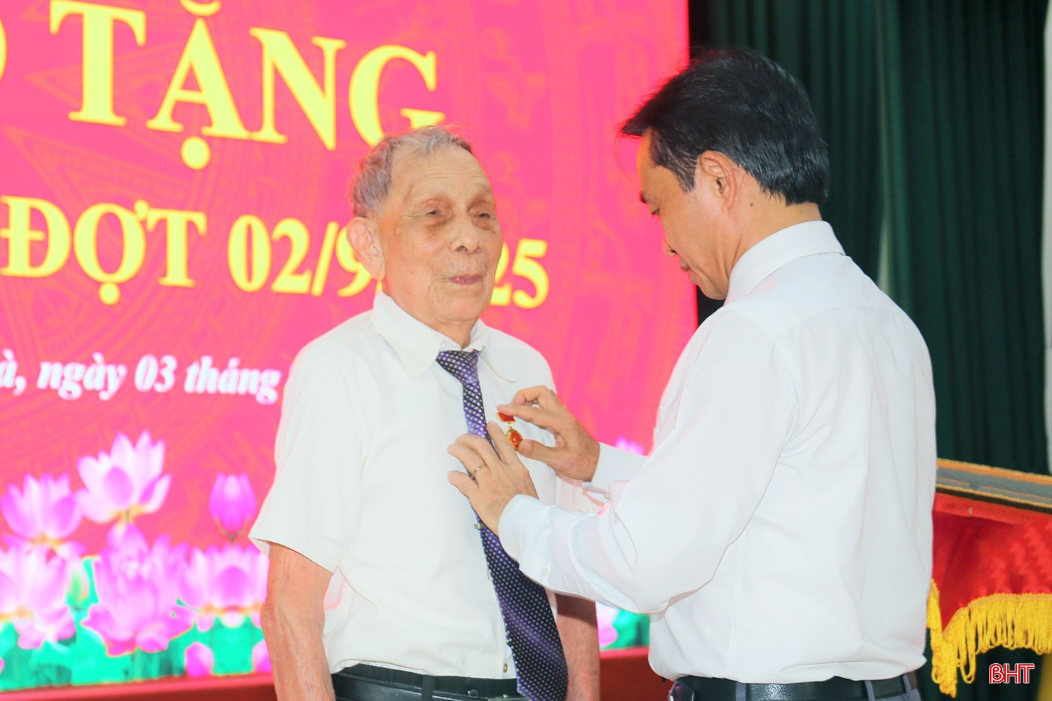 Phó Bí thư Thường trực Tỉnh ủy Trần Thế Dũng trao tặng Huy hiệu 80 năm tuổi Đảng cho cụ Minh vào dịp 2/9 vừa rồi.