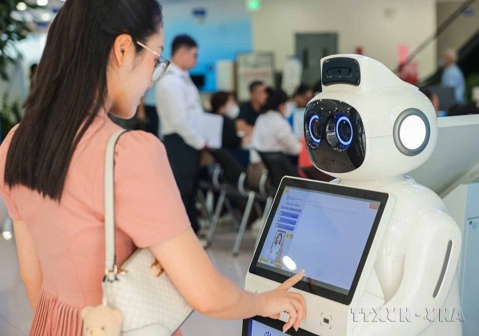 Người d&acirc;n giải quyết thủ tục h&agrave;nh ch&iacute;nh tại Trung t&acirc;m Phục vụ h&agrave;nh ch&iacute;nh c&ocirc;ng Th&agrave;nh phố H&agrave; Nội. (Ảnh:TTXVN)