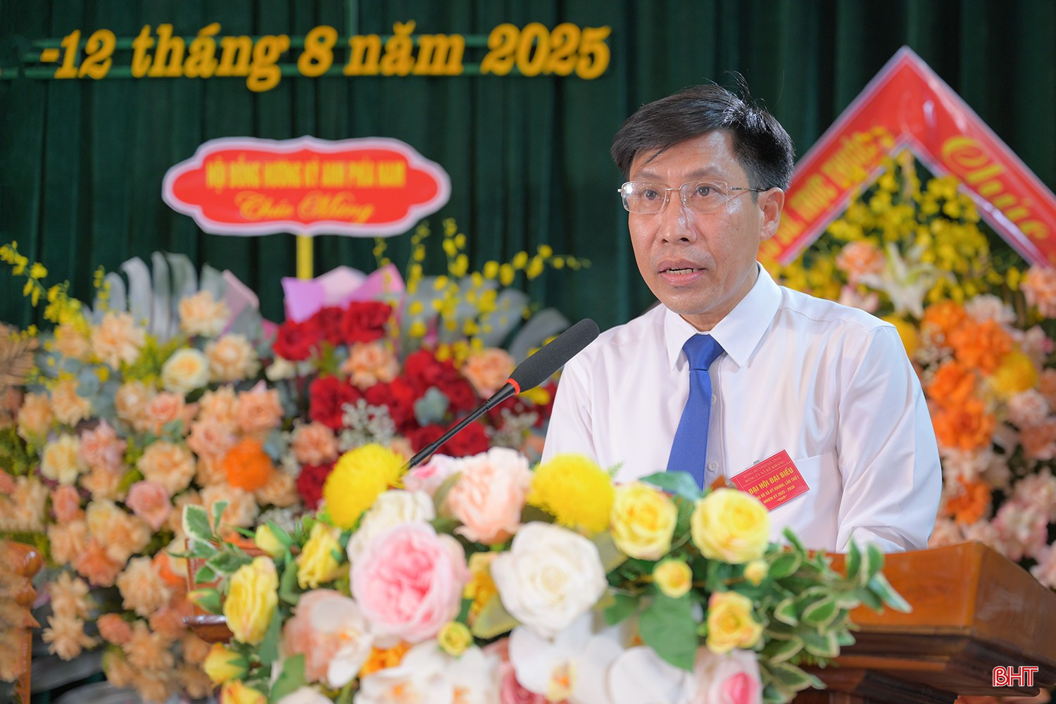 Bí thư Đảng ủy, Chủ tịch HĐND xã Kỳ Khang Hoàng Anh Đức trình bày dự thảo báo cáo chính trị.