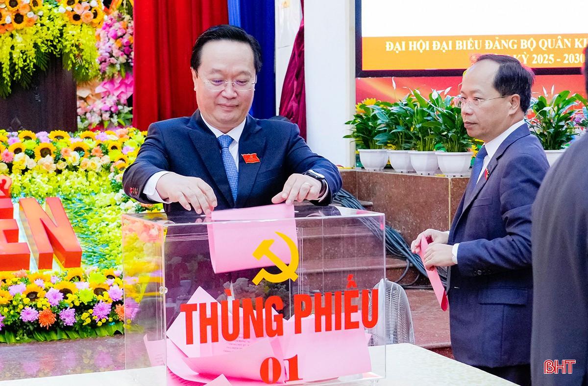 Các đại biểu bỏ phiếu bầu Ban Chấp hành Đảng bộ Quân khu nhiệm kỳ 2025-2030. Ảnh: Phạm Bằng bqbht_br_bna-dsc8683-9287.jpg