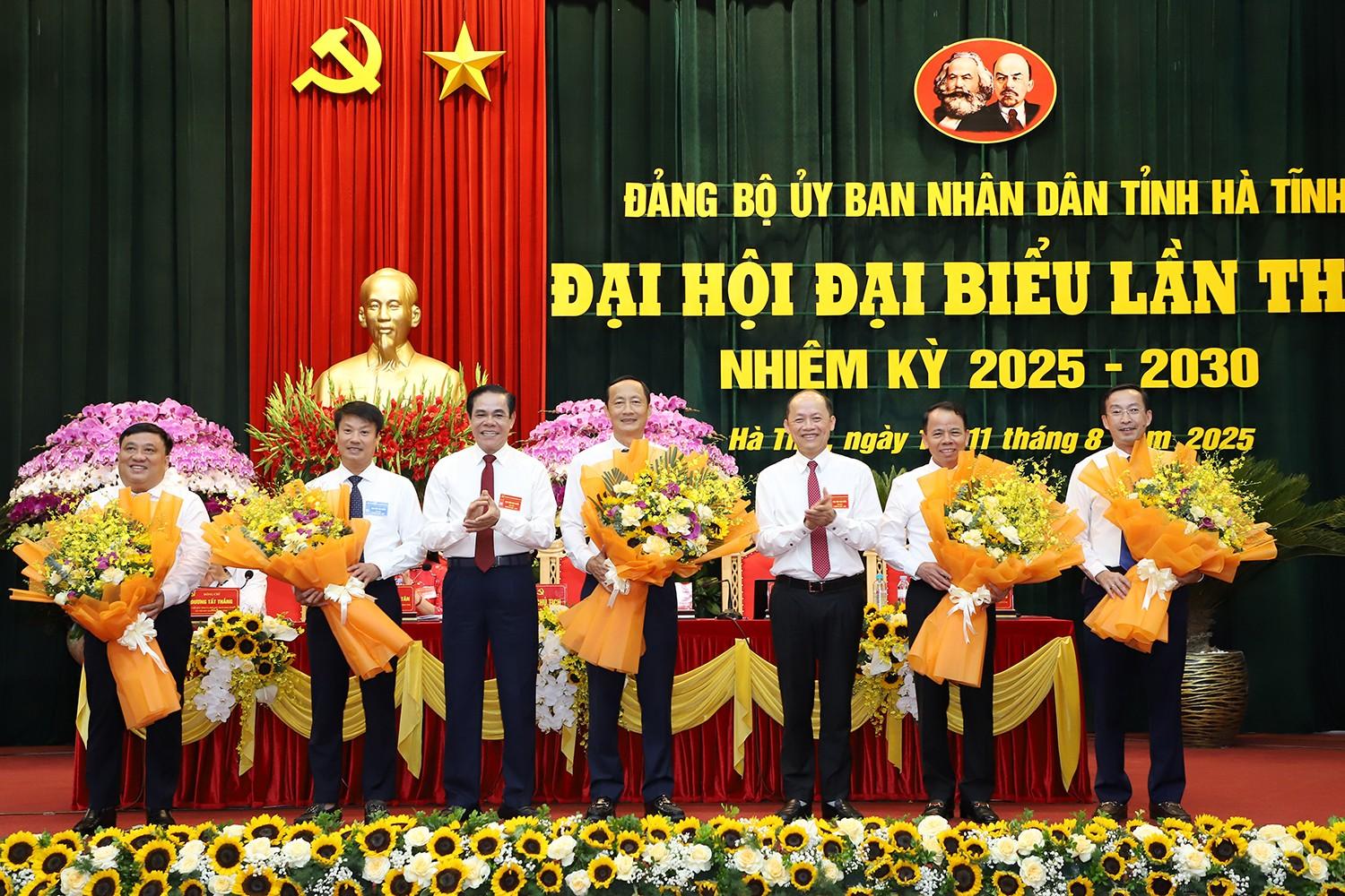 Bí thư Đảng ủy, Chủ tịch UBND tỉnh Võ Trọng Hải và Phó Bí thư Thường trực Đảng ủy, Phó Chủ tịch Thường trực UBND tỉnh Nguyễn Hồng Lĩnh tặng hoa chúc mừng các đồng chí nguyên Ủy viên BCH Đảng bộ UBND tỉnh. img-7845.jpg