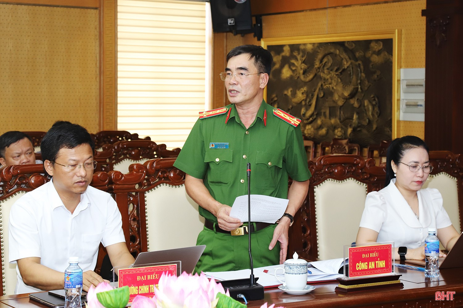 Đại tá Nguyễn Duy Đông - Phó Giám đốc Công an tỉnh báo cáo kết quả hoạt động của Tiểu ban An ninh mạng. bqbht_br_3m.jpg