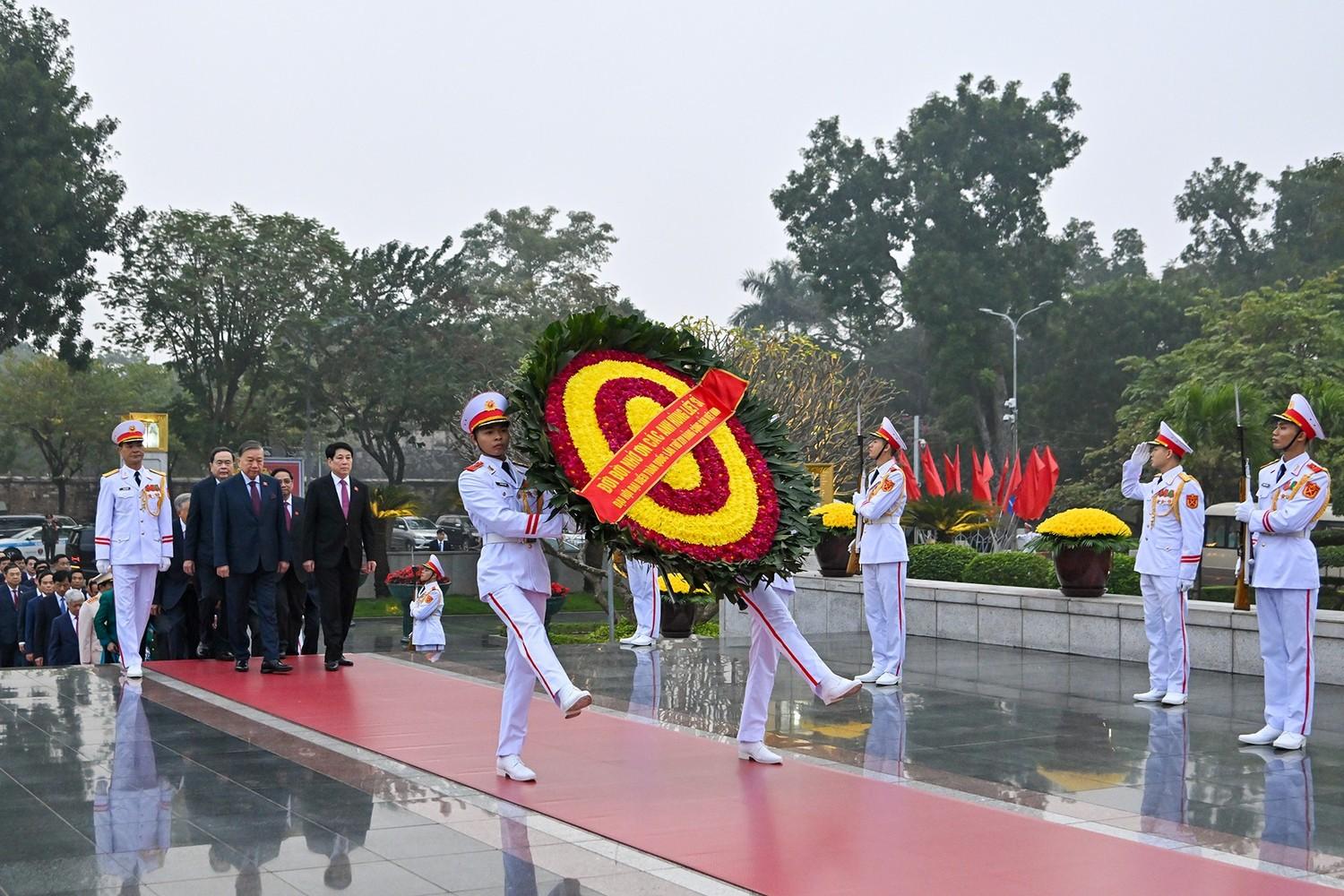 Đo&agrave;n đại biểu d&acirc;ng hoa tưởng niệm c&aacute;c anh h&ugrave;ng liệt sĩ. V&ograve;ng hoa của đo&agrave;n mang d&ograve;ng chữ: "Đời đời nhớ ơn c&aacute;c anh h&ugrave;ng liệt sĩ". Ảnh daihoidangtoanquoc.vn