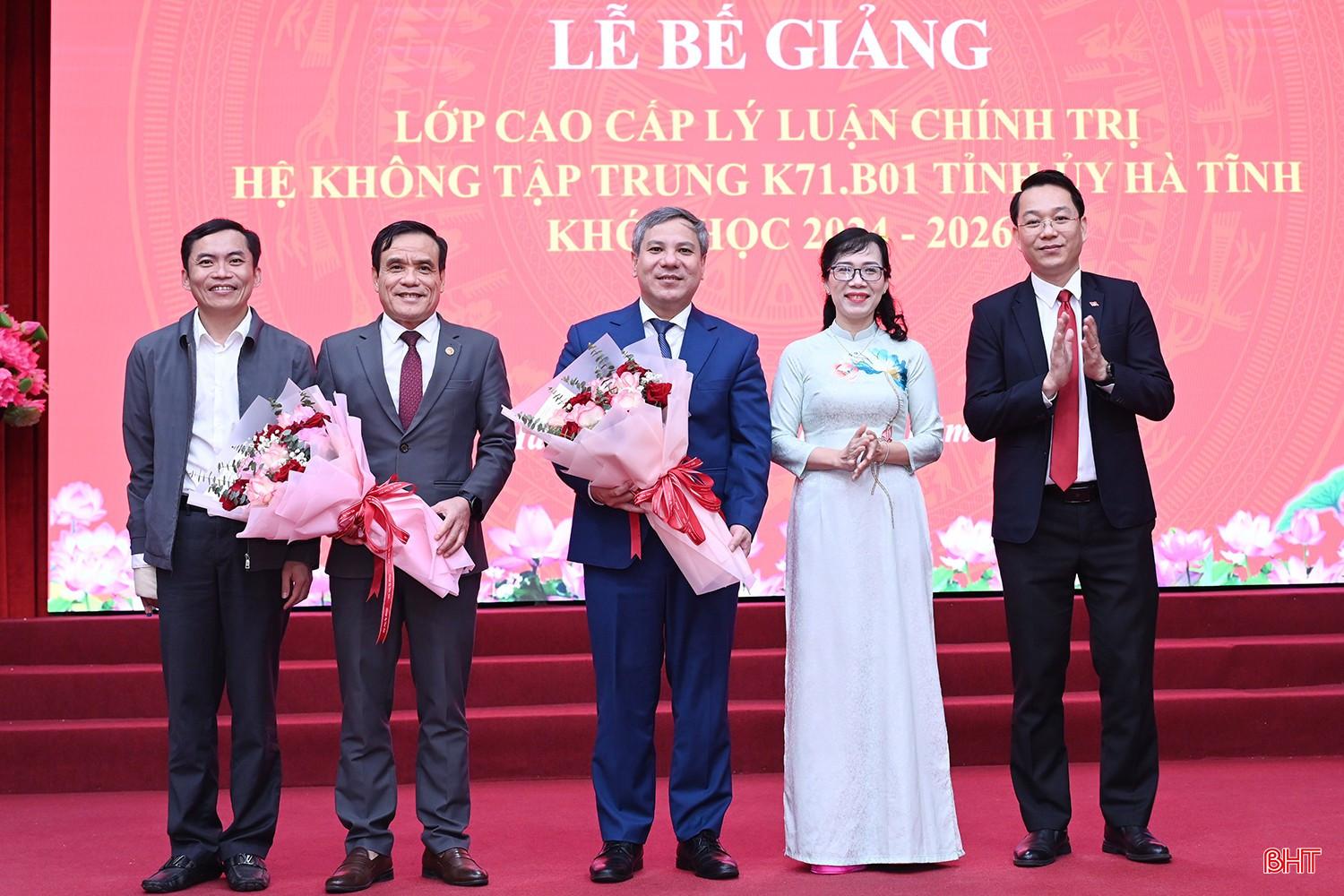 Ban c&aacute;n sự lớp tặng hoa cảm ơn Ban Gi&aacute;m đốc Học viện Ch&iacute;nh trị Khu vực I v&agrave; Ban Gi&aacute;m hiệu Trường Ch&iacute;nh trị Trần Ph&uacute;.