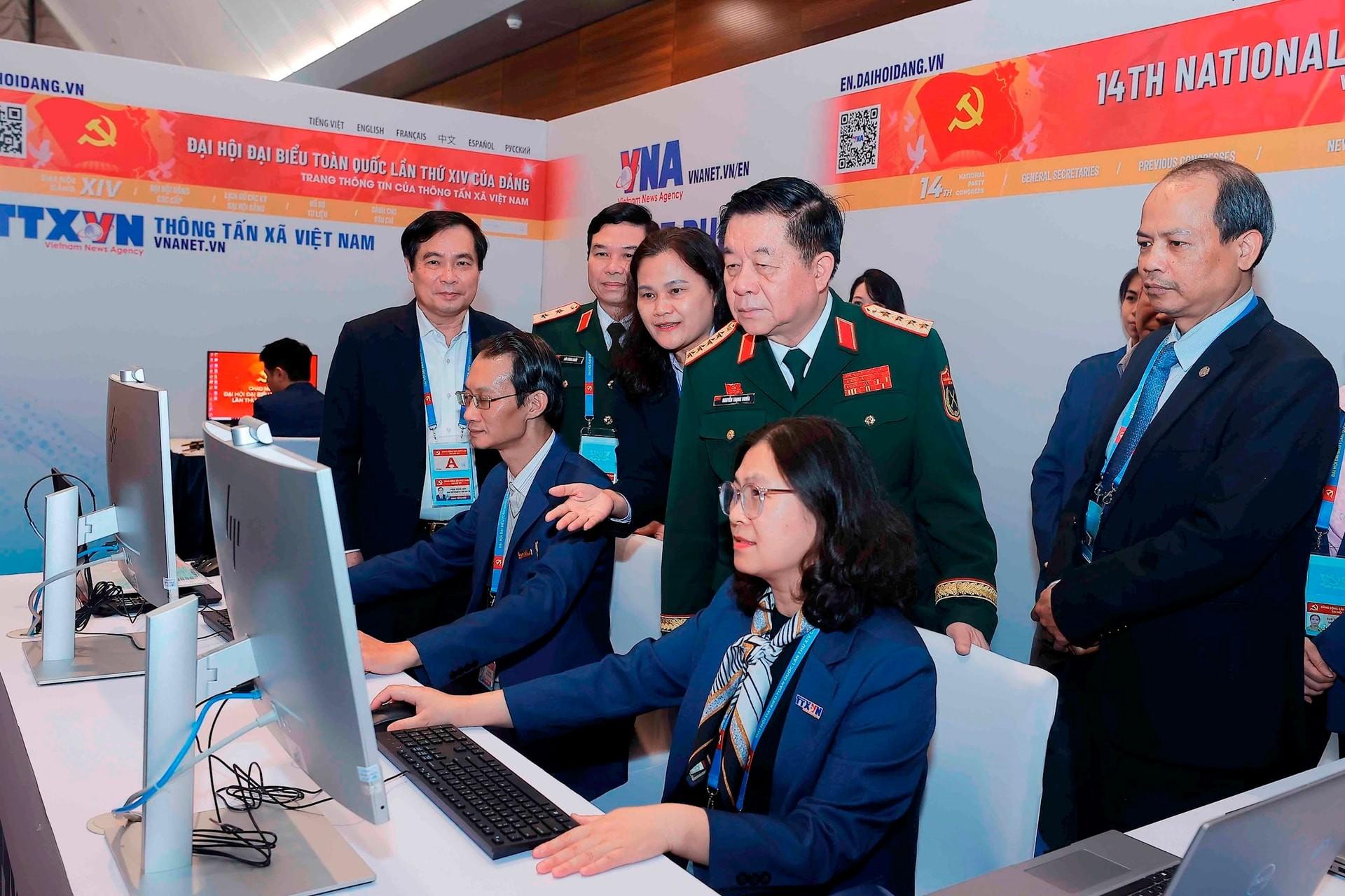 Đại tướng Nguyễn Trọng Nghĩa thăm c&aacute;c ph&oacute;ng vi&ecirc;n Th&ocirc;ng tấn x&atilde; Việt Nam đưa tin về Đại hội Đảng to&agrave;n quốc lần thứ 14 v&agrave;o ng&agrave;y 20 th&aacute;ng 1. (Ảnh: TTXVN)