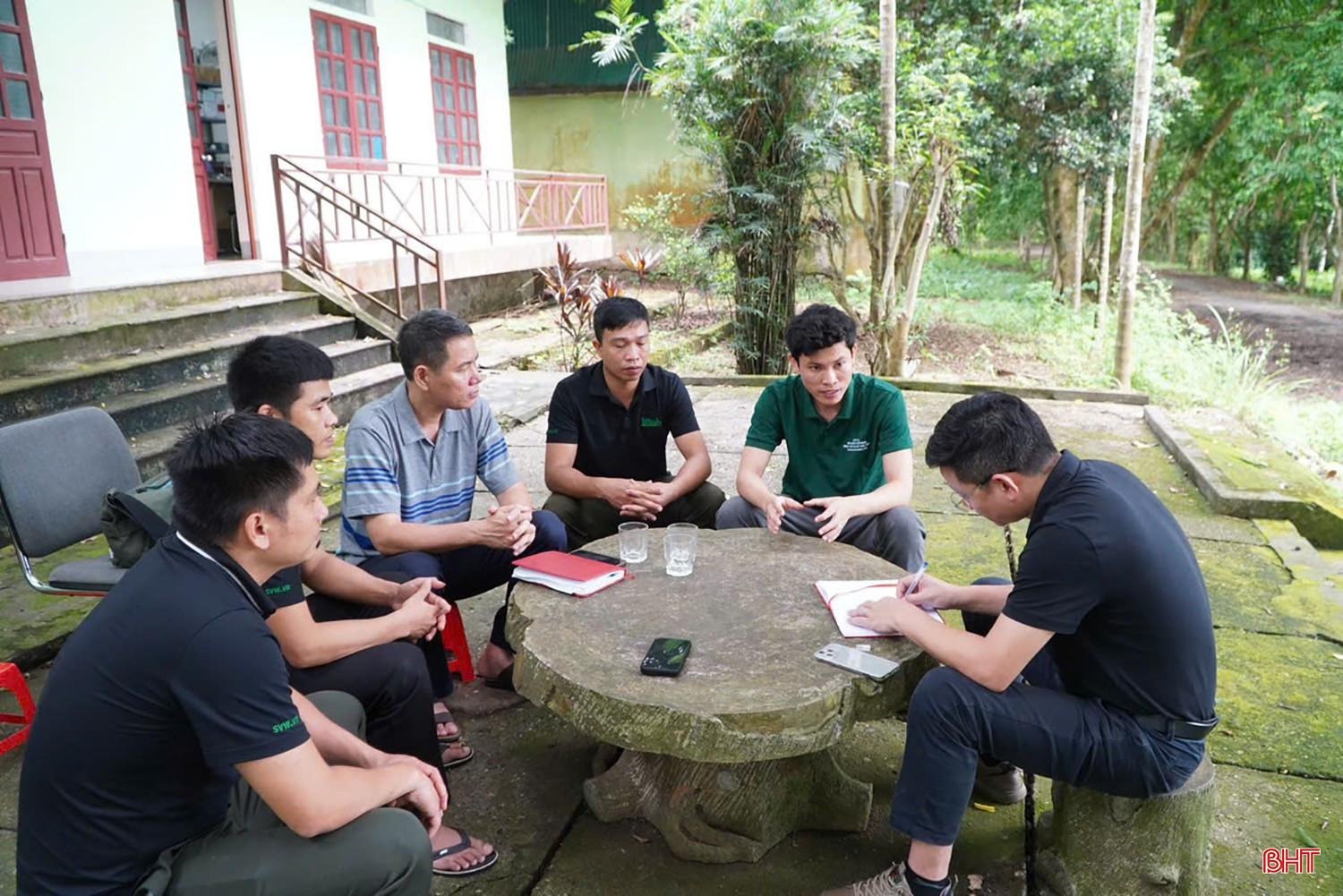 Nhà báo Ngô Tuấn - Báo Nhân dân (ngoài cùng bên phải) luôn coi việc lắng nghe và thấu hiểu đời sống Nhân dân là nền tảng để tạo nên các tác phẩm báo chí có chiều sâu và sức lan tỏa. bqbht_br_az7953587217700-27aa3d43de68ecd564855a87a5d3f8ad.jpg