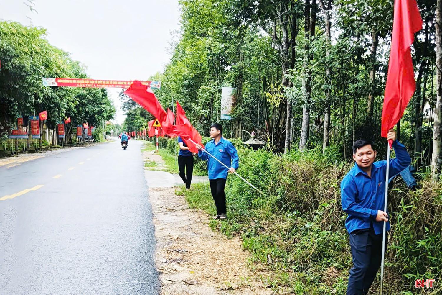 Nhiều tuyến đường ở xã Phúc Trạch tiếp tục được phủ kín sắc đỏ, vừa toát lên tinh thần vượt khó, vừa thể hiện niềm tin, sự kỳ vọng của cán bộ, đảng viên và Nhân dân.