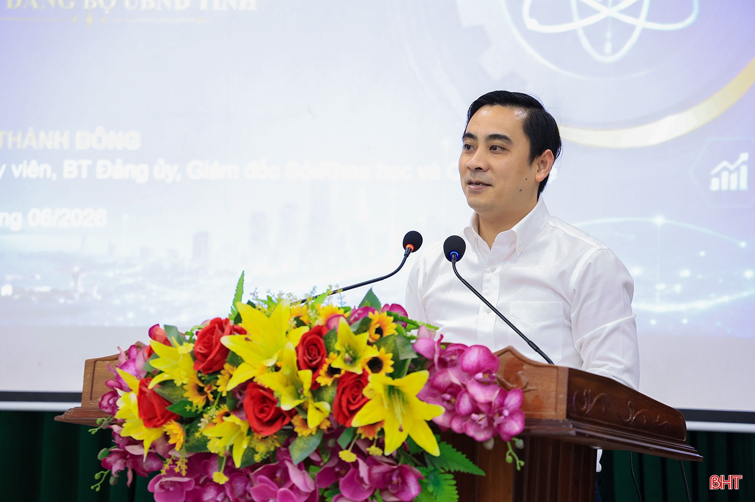 Ông Lê Thành Đông - Giám đốc Sở Khoa học và Công nghệ trình bày chuyên đề “Tăng cường đưa Nghị quyết 57-NQ/TW vào thực tiễn: Những nhiệm vụ trọng tâm và yêu cầu hành động của các sở, ngành, đơn vị thuộc Đảng bộ UBND tỉnh". Ông Lê Thành Đông - Giám đốc Sở Khoa học và Công nghệ trình bày chuyên đề “Tăng cường đưa Nghị quyết 57-NQ/TW vào thực tiễn: Những nhiệm vụ trọng tâm và yêu cầu hành động của các sở, ngành, đơn vị thuộc Đảng bộ UBND tỉnh".