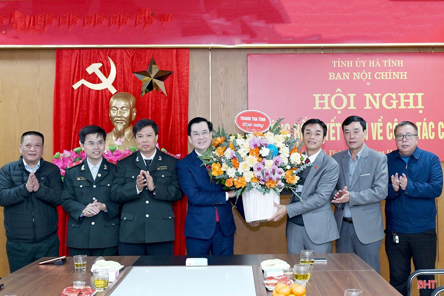 ...và Thanh tra tỉnh tặng hoa chúc mừng đồng chí Nguyễn Thanh Điện.