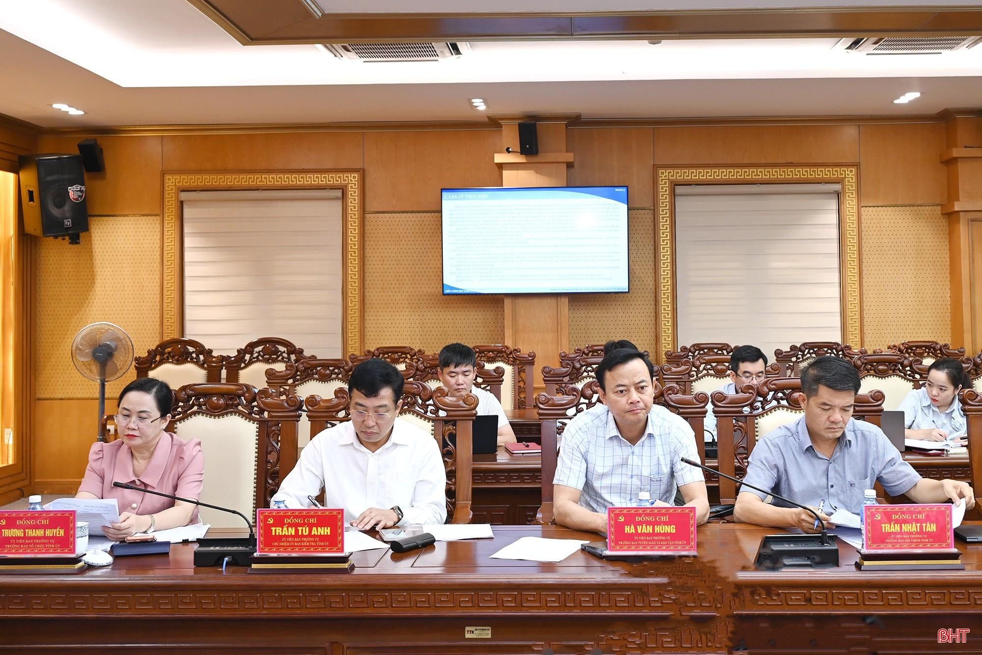 Các đồng chí Ủy viên Ban Thường vụ Tỉnh ủy dự họp. Các đồng chí Ủy viên Ban Thường vụ Tỉnh ủy dự họp.