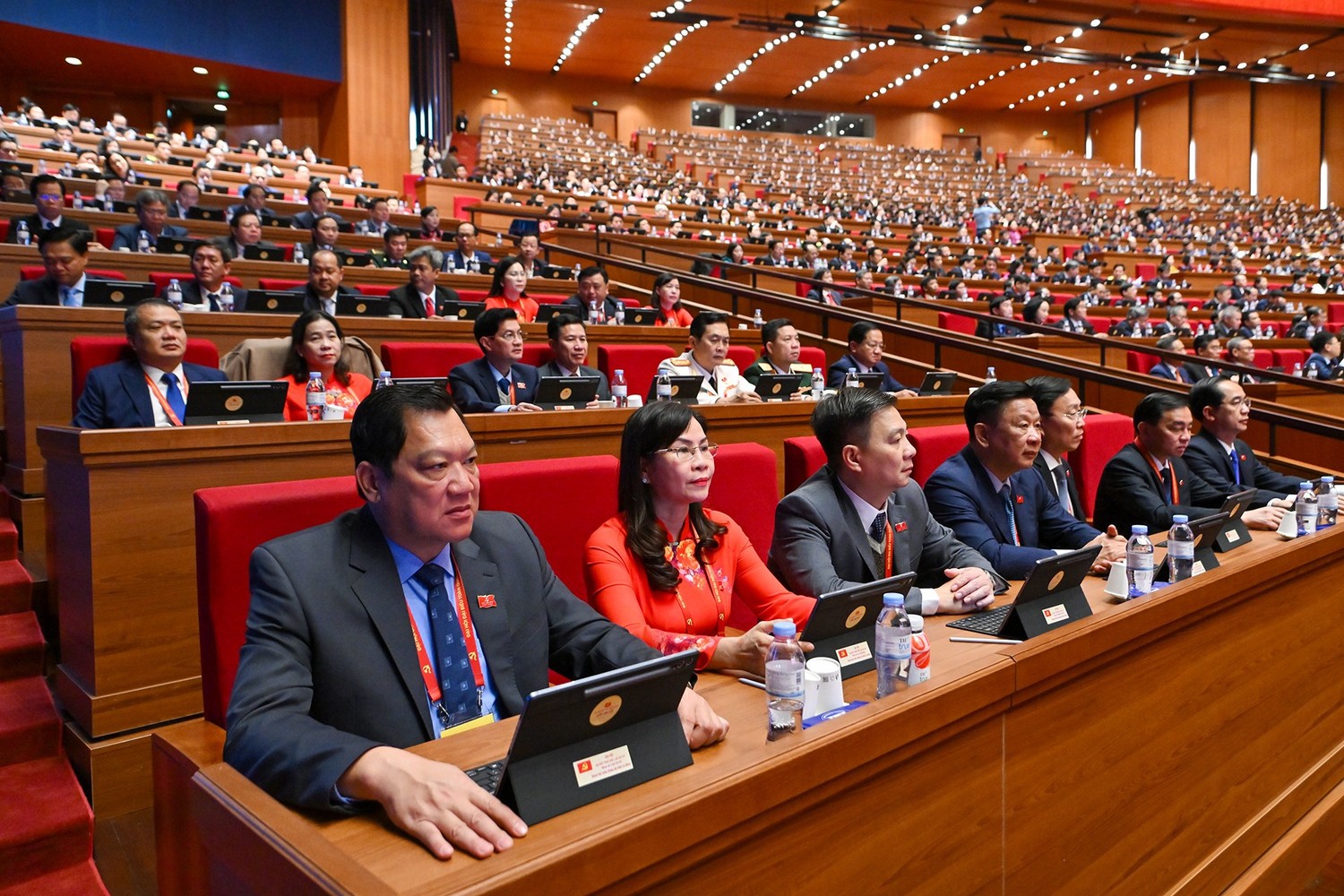 C&aacute;c đại biểu dự phi&ecirc;n thảo luận tại hội trường về c&aacute;c Văn kiện Đại hội.