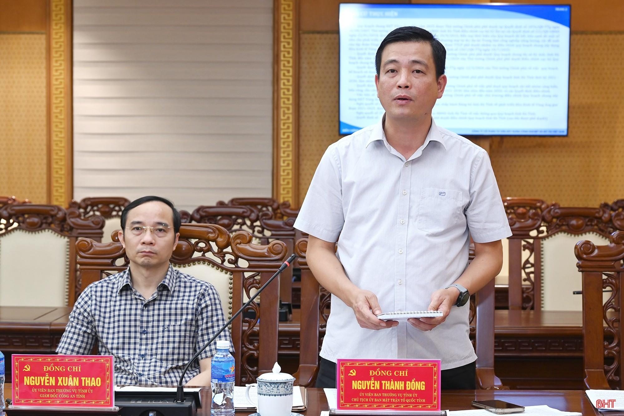 Chủ tịch Ủy ban MTTQ tỉnh Nguyễn Thành Đồng góp ý các nội dung liên quan đến sắp xếp thôn, tổ dân phố. Chủ tịch Ủy ban MTTQ tỉnh Nguyễn Thành Đồng góp ý các nội dung liên quan đến sắp xếp thôn, tổ dân phố.