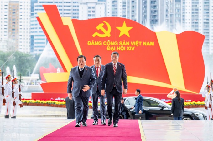 Từ phải qua l&agrave; Trưởng ban Tổ chức Trung ương L&ecirc; Minh Hưng, Chủ nhiệm Ủy ban Kiểm tra Trung ương Trần Sỹ Thanh v&agrave; Gi&aacute;m đốc Học viện Ch&iacute;nh trị Quốc gia, Chủ tịch Hội đồng L&yacute; luận Trung ương Nguyễn Xu&acirc;n Thắng. Ảnh: Giang Huy