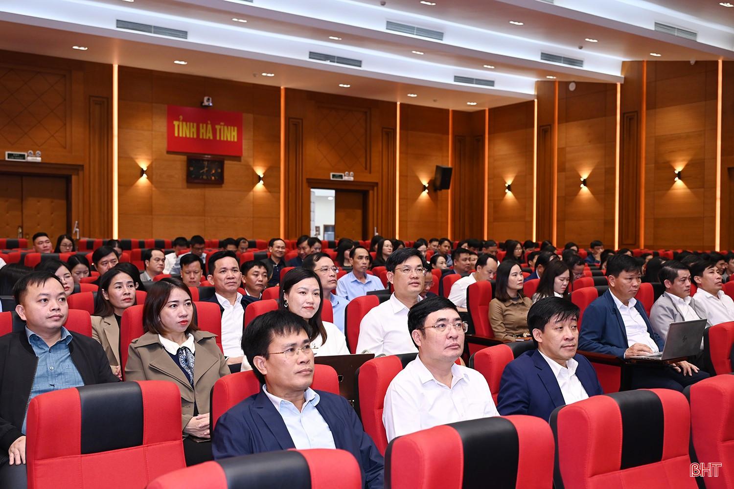 Đại diện thường trực Đảng ủy các xã, phường và lãnh đạo ban Xây dựng Đảng các địa phương dự hội nghị.