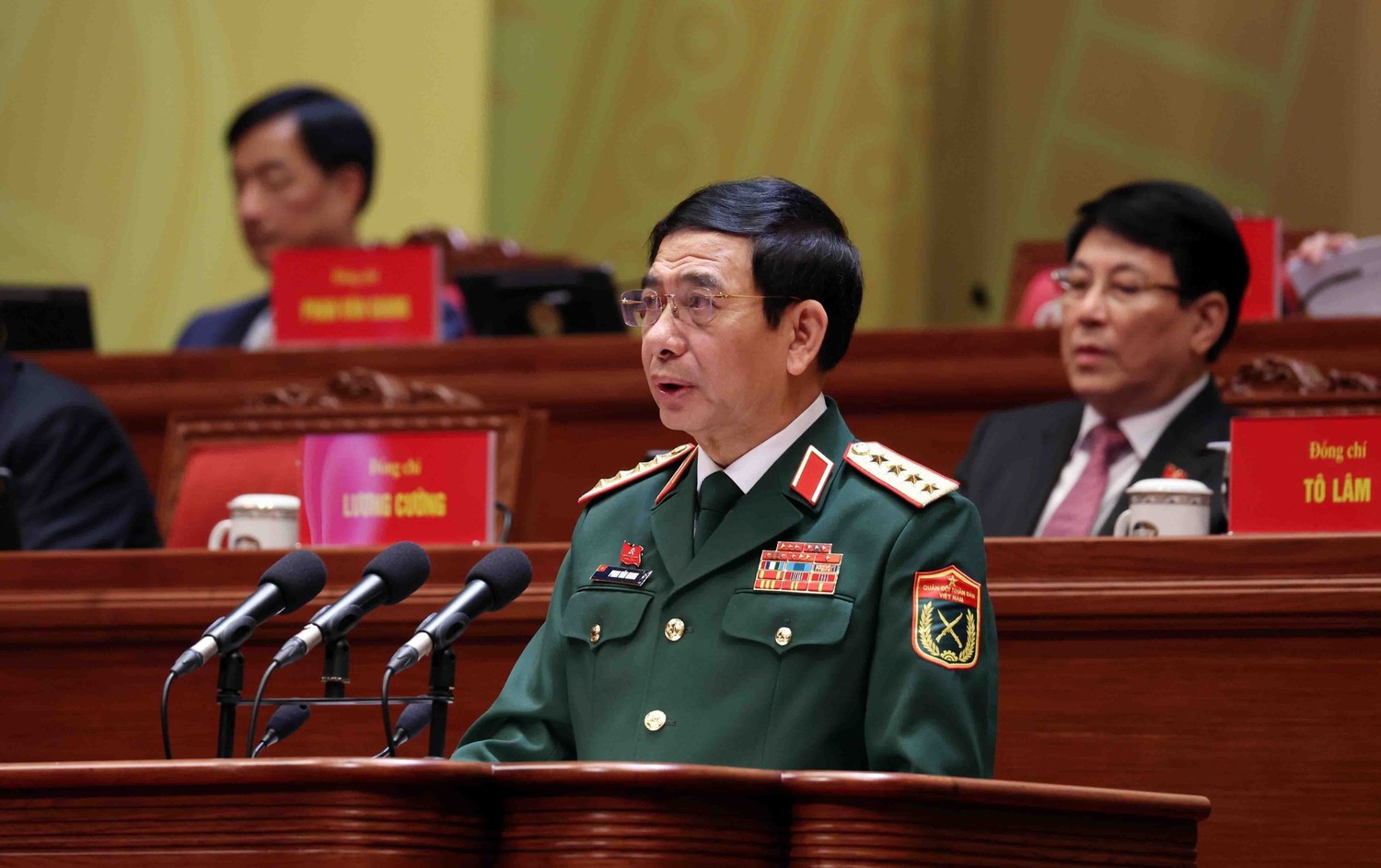 Đại tướng Phan Văn Giang, Ủy vi&ecirc;n Bộ Ch&iacute;nh trị, Ph&oacute; B&iacute; thư Qu&acirc;n ủy Trung ương, Bộ trưởng Bộ Quốc ph&ograve;ng, tham luận về vấn đề &ldquo;X&acirc;y dựng Qu&acirc;n đội nh&acirc;n d&acirc;n c&aacute;ch mạng, ch&iacute;nh quy, tinh nhuệ, hiện đại, l&agrave;m n&ograve;ng cốt x&acirc;y dựng nền quốc ph&ograve;ng vững mạnh, hiện đại, gắn với nền an ninh nh&acirc;n d&acirc;n v&agrave; thế trận l&ograve;ng d&acirc;n vững chắc&rdquo;. Ảnh: TTXVN