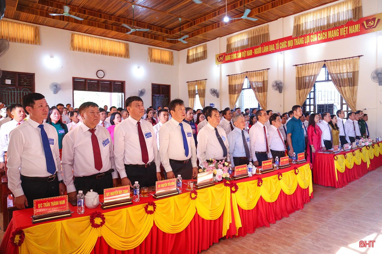 Các đại biểu thực hiện nghi lễ chào cờ.