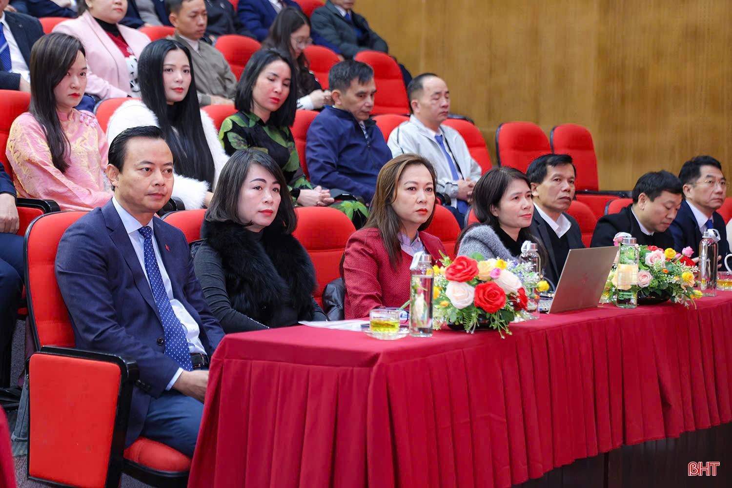 Trưởng ban Tuy&ecirc;n gi&aacute;o v&agrave; D&acirc;n vận Tỉnh ủy H&agrave; Văn H&ugrave;ng v&agrave; đại biểu dự hội nghị.