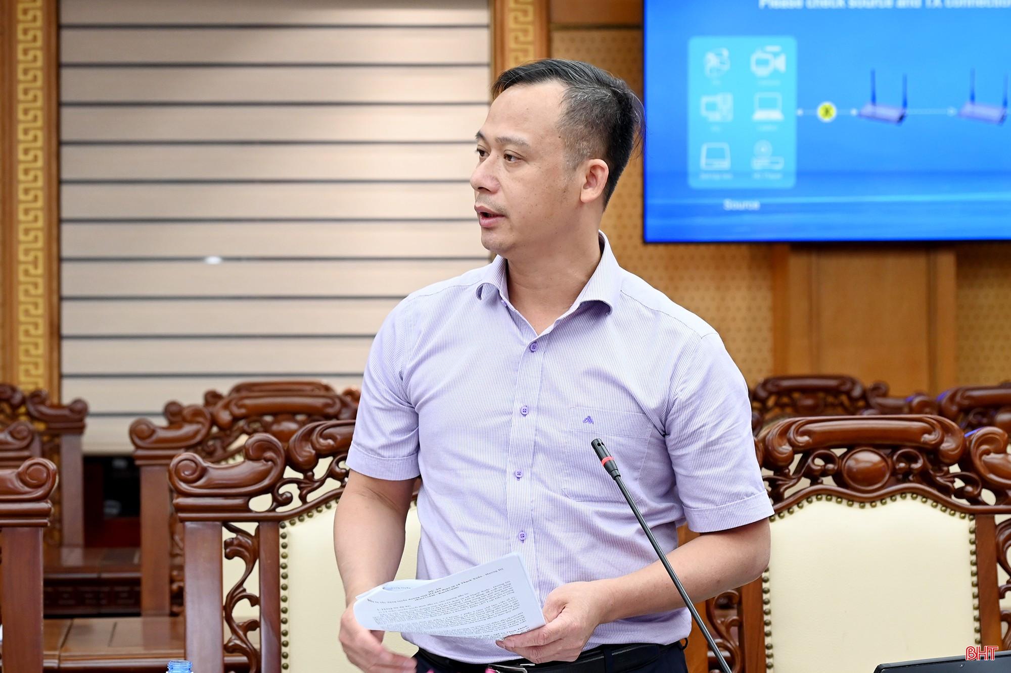 Phó Giám đốc Sở Tài chính Hồ Đức Đàn báo cáo tờ trình về đầu tư Dự án đầu tư xây dựng tuyến đường tỉnh ĐT.553 đoạn từ xã Thạch Xuân - Hương Đô. bqbht_br_dsc-0d500.jpg