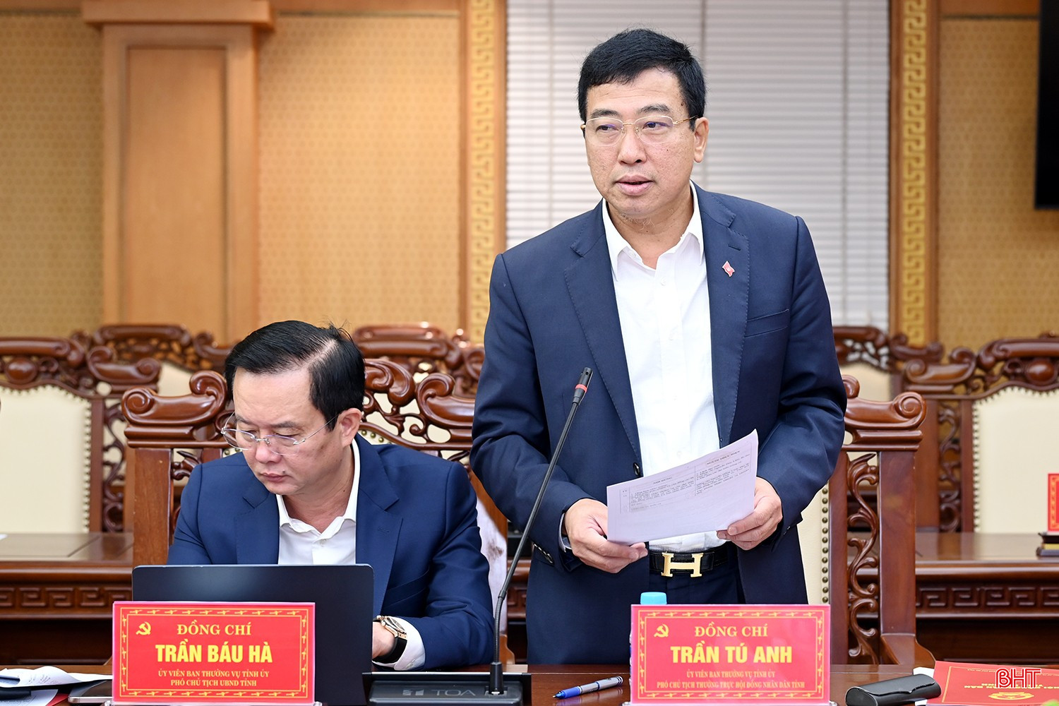 Phó Chủ tịch Thường trực HĐND tỉnh Trần Tú Anh báo cáo chương trình Kỳ họp thứ 33 của HĐND tỉnh Hà Tĩnh khóa XVIII.