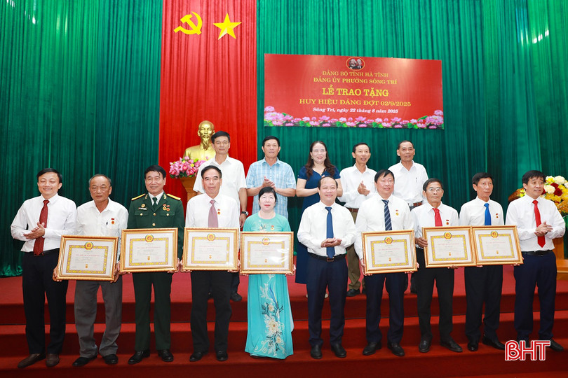 Ban Thường vụ Đảng uỷ phường Sông Trí trao tặng Huy hiệu Đảng cho các đảng viên. bqbht_br_ag7a0676.jpg