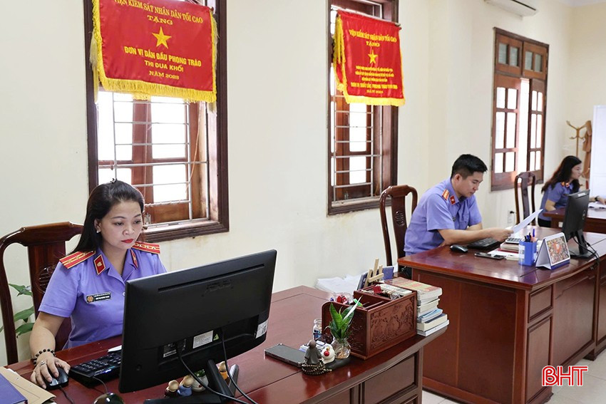 Cán bộ, công chức, viên chức Viện Kiểm sát Nhân dân tỉnh nỗ lực hoàn thành tốt nhất nhiệm vụ được giao, coi đó là món quà ý nghĩa hướng tới đại hội. bqbht_br_z7017655801631-8da30430f6313d476b25c41be6241f42.jpg