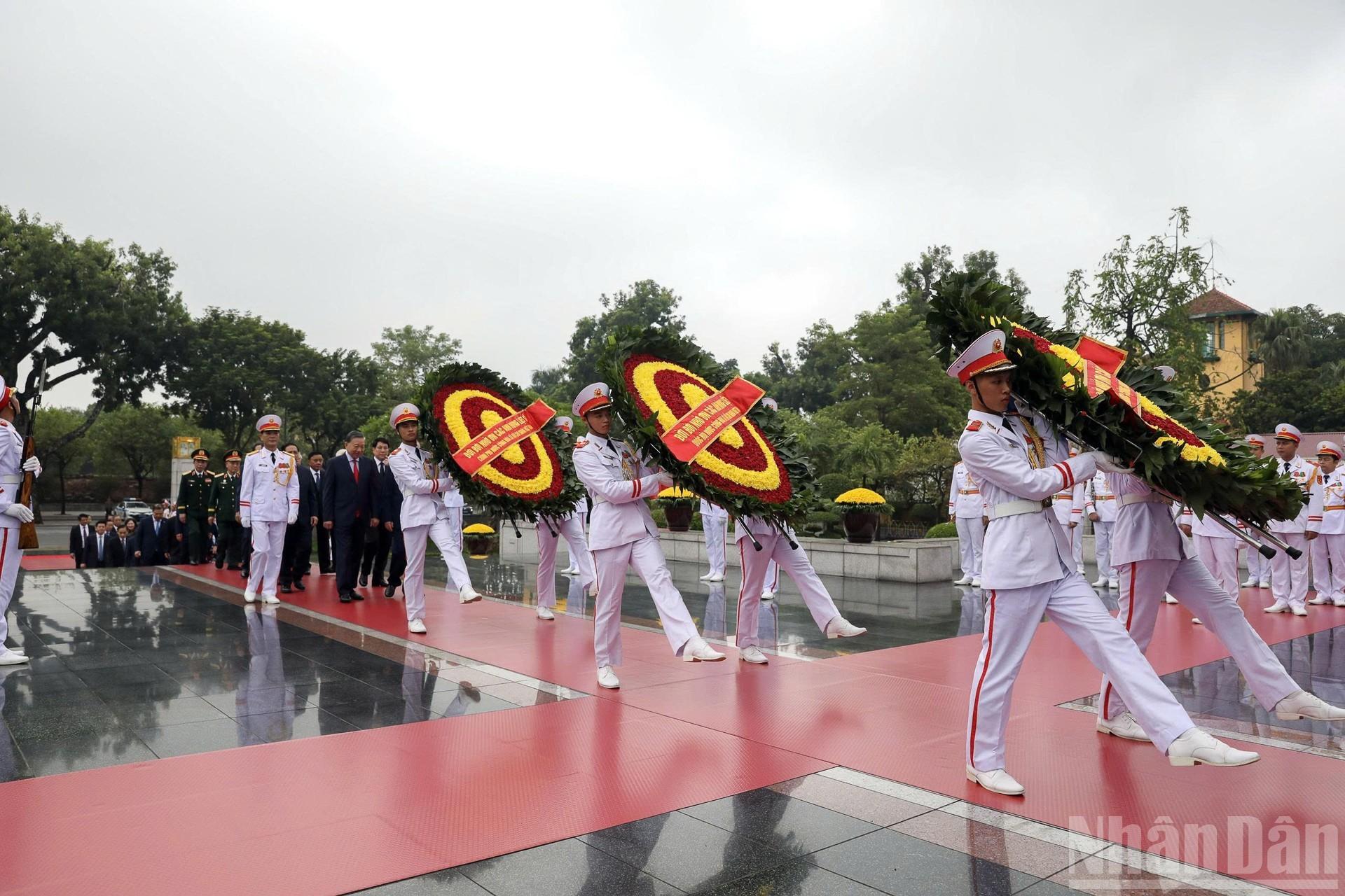 Các đồng chí lãnh đạo, nguyên lãnh đạo Đảng, Nhà nước đến đặt vòng hoa tại Đài tưởng niệm các Anh hùng liệt sĩ.