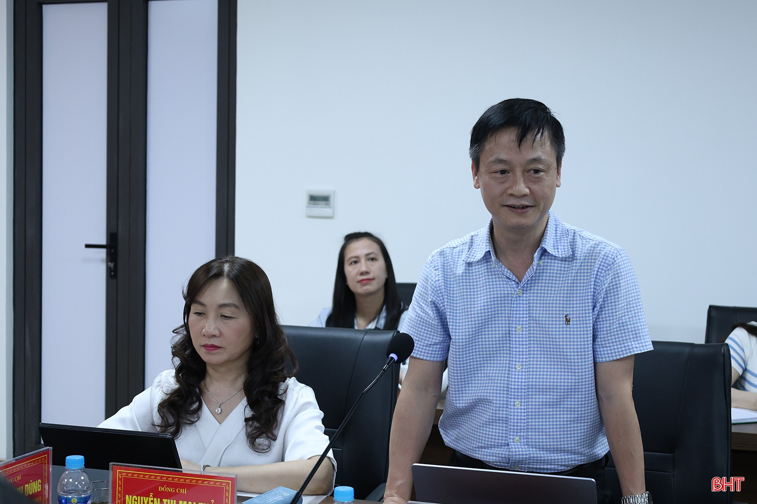 Đồng chí Đặng Văn Đức - Trưởng phòng Chuyển đổi số (Sở KH&CN Hà Tĩnh) trao đổi các nội dung liên quan tại toạ đàm.