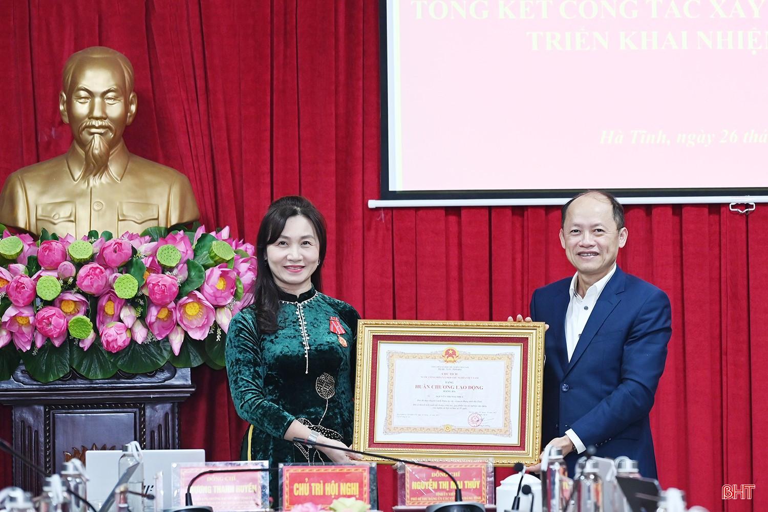 Đồng ch&iacute; Nguyễn Hồng Lĩnh trao tặng Hu&acirc;n chương Lao động hạng Ba cho đồng ch&iacute; Nguyễn Thị Mai Thủy - Ph&oacute; B&iacute; thư chuy&ecirc;n tr&aacute;ch Đảng ủy CCQ Đảng tỉnh.