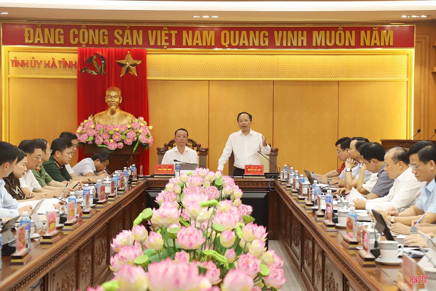 Đồng chí Nguyễn Duy Lâm - Ủy viên Trung ương Đảng, Bí thư Tỉnh ủy, Trưởng Đoàn ĐBQH tỉnh, Trưởng ban Chỉ đạo và đồng chí Phan Thiên Định - Phó Bí thư Tỉnh ủy, Chủ tịch UBND tỉnh, Phó Trưởng ban Chỉ đạo chủ trì cuộc họp. Đồng chí Nguyễn Duy Lâm - Ủy viên Trung ương Đảng, Bí thư Tỉnh ủy, Trưởng Đoàn ĐBQH tỉnh, Trưởng ban Chỉ đạo và đồng chí Phan Thiên Định - Phó Bí thư Tỉnh ủy, Chủ tịch UBND tỉnh, Phó Trưởng ban Chỉ đạo chủ trì cuộc họp.