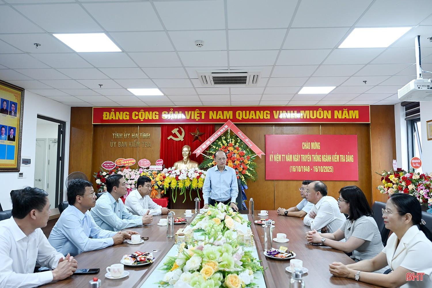 Đồng chí Nguyễn Hồng Lĩnh - Phó Bí thư Tỉnh ủy, Phó Chủ tịch Thường trực UBND tỉnh và các đồng chí trong đoàn chúc mừng Ban Tuyên giáo và Dân vận Tỉnh ủy, Ủy ban Kiểm tra Tỉnh ủy nhân ngày kỷ niệm.