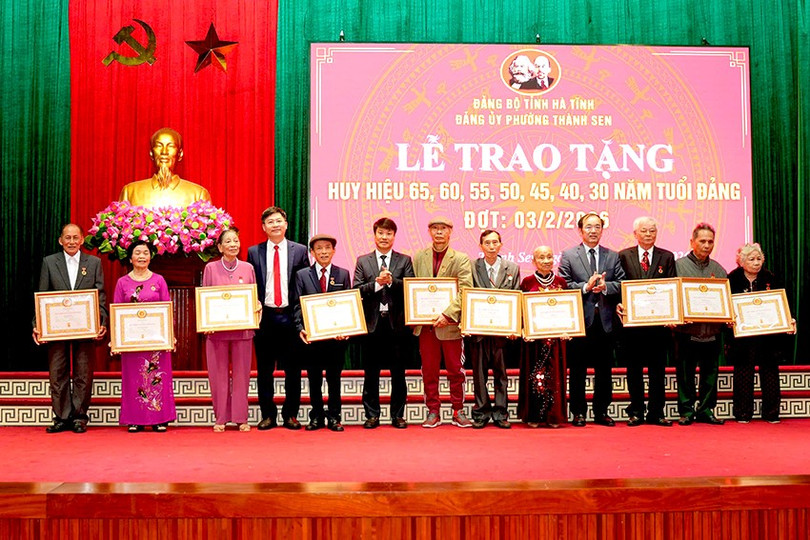 Thường trực Đảng uỷ phường Th&agrave;nh Sen trao Huy hiệu 55 tuổi Đảng cho c&aacute;c đảng vi&ecirc;n.