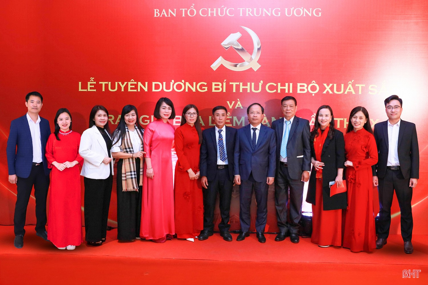 Bí thư tỉnh ủy Hà Tĩnh Nguyễn Duy Lâm chụp ảnh lưu niệm cùng cán bộ, phóng viên Báo và phát thanh truyền hình Hà Tĩnh bên lề lễ trao Giải Búa liềm vàng toàn quốc 2026. bqbht_br_abi-thu-tinh-uy-ha-tinh-nguyen-duy-lam-chup-anh-luu-niem-cung-can-bo-phong-vien-bao-va-phat-thanh-truyen-hinh-ha-tinh-ben-le-le-trao-giai-bua-liem-vang-toan-quoc-2026.jpg