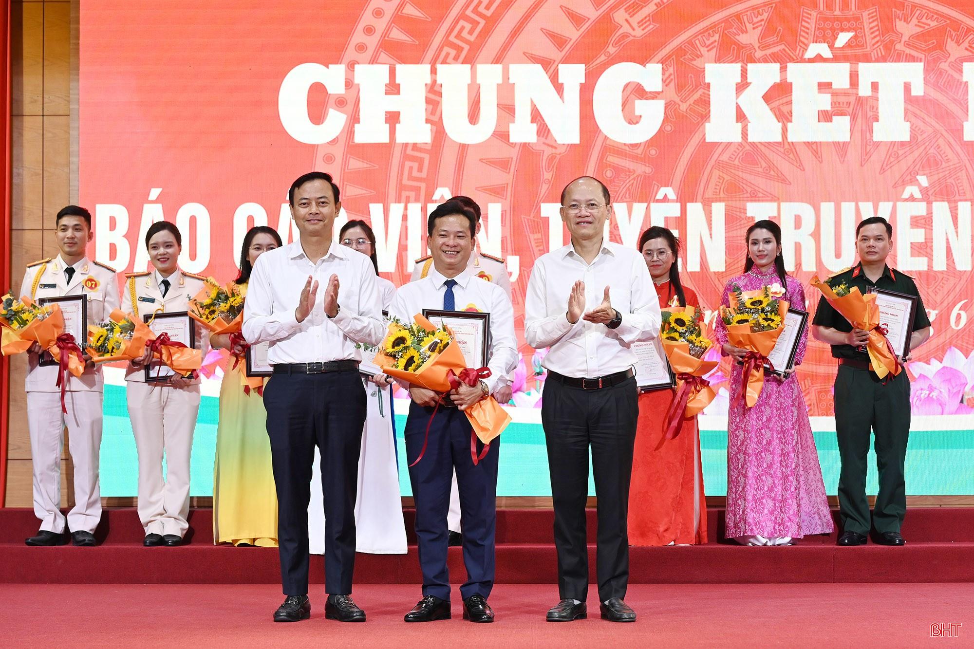 Các đồng chí: Nguyễn Hồng Lĩnh - Phó Bí thư Thường trực Tỉnh ủy, Chủ tịch HĐND tỉnh; Hà Văn Hùng - Trưởng Ban Tuyên giáo và Dân vận Tỉnh ủy, Trưởng ban Tổ chức hội thi trao giải nhì cho thí sinh Đinh Hữu Cảnh (Đảng bộ xã Hương Đô). bqbht_br_dsdc-1977.jpg