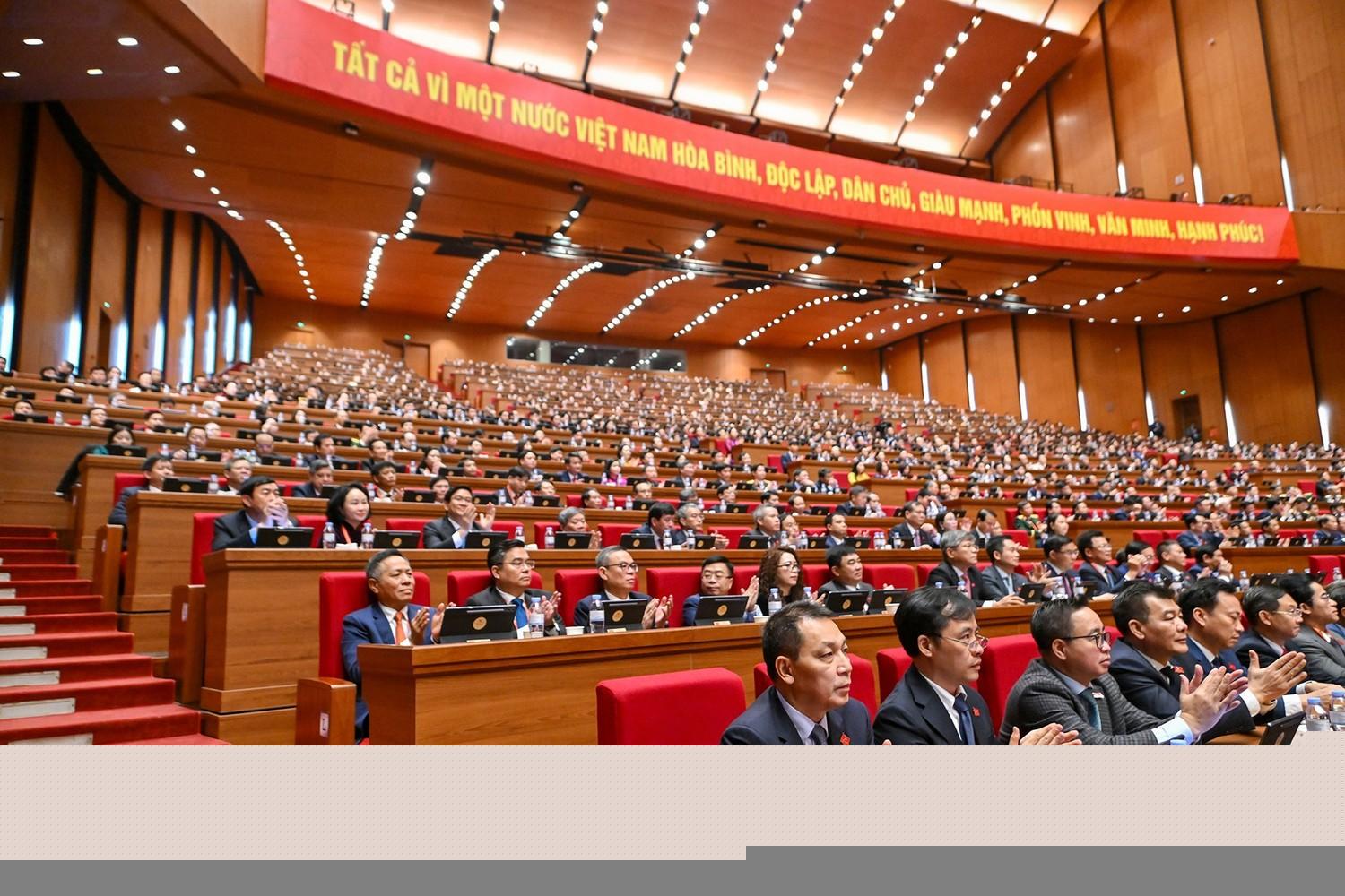 C&aacute;c đại biểu dự phi&ecirc;n thảo luận tại hội trường về c&aacute;c Văn kiện Đại hội.