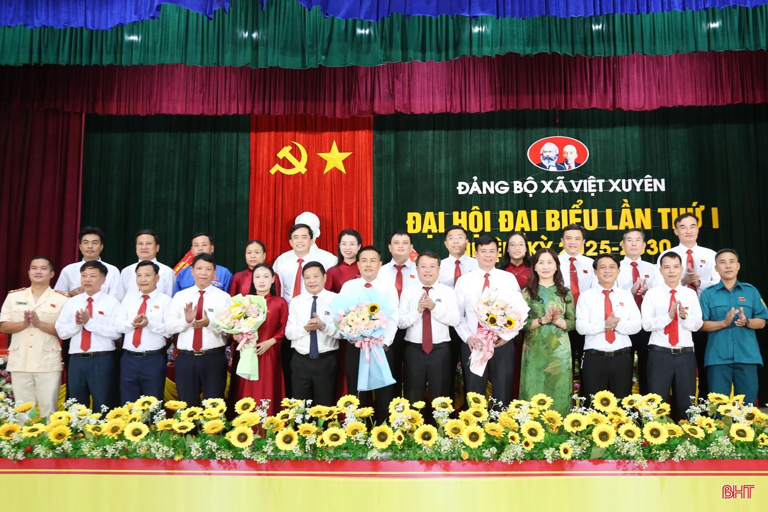 Lãnh đạo tỉnh tặng hoa chúc mừng Ban Chấp hành Đảng bộ xã Việt Xuyên khóa I.