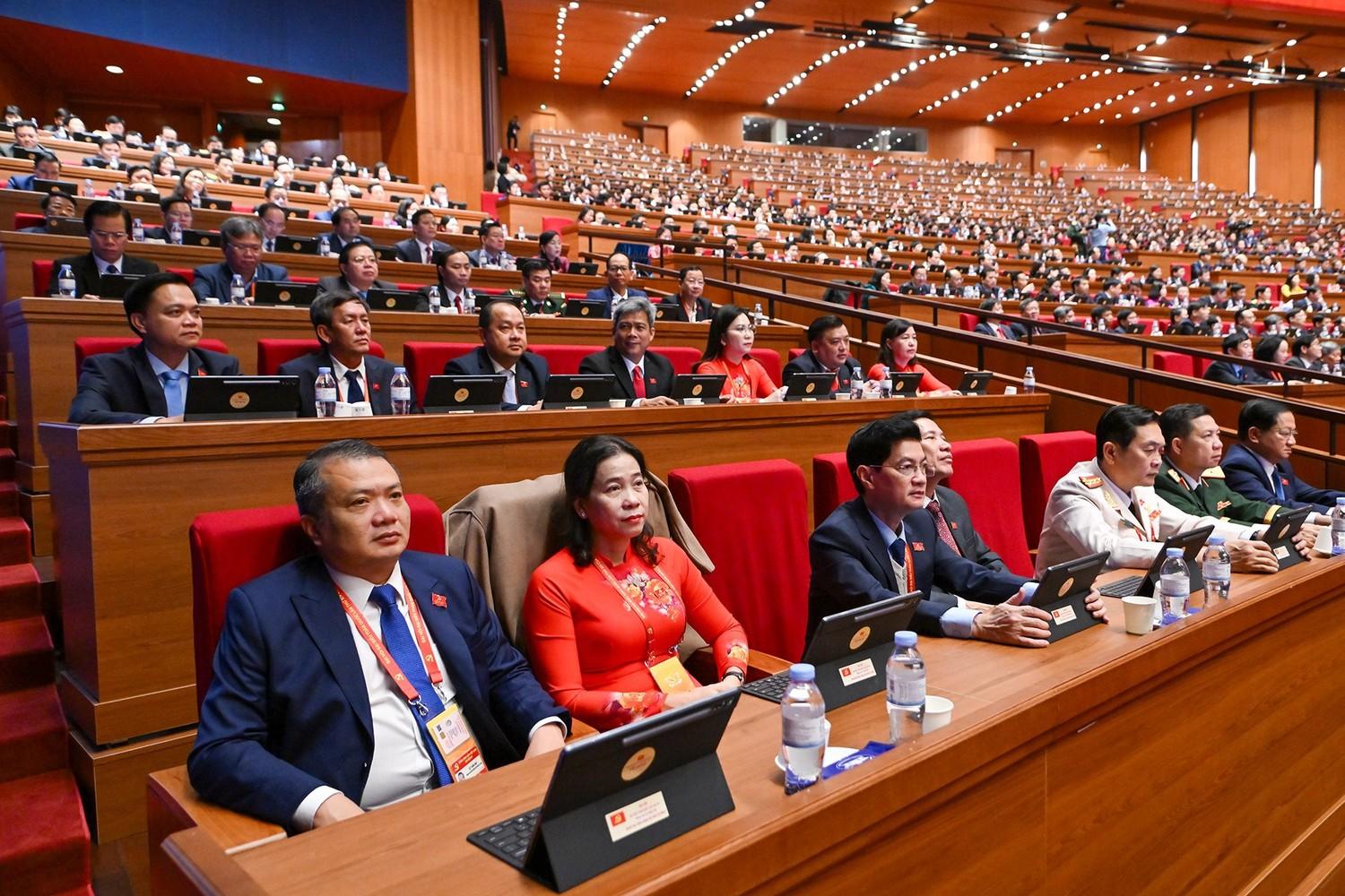 C&aacute;c đại biểu dự phi&ecirc;n thảo luận tại hội trường về c&aacute;c Văn kiện Đại hội.