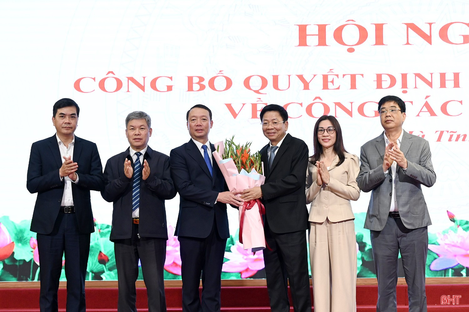 Đại diện các vụ địa phương thuộc các ban Đảng Trung ương tặng hoa chúc mừng đồng chí Phan Thiên Định.